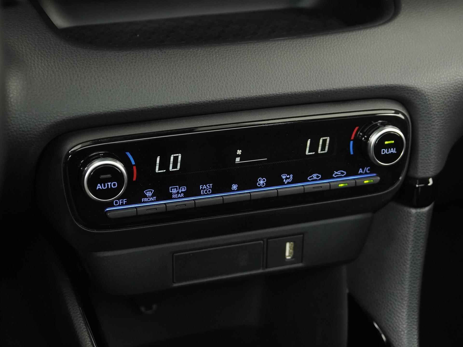 Toyota Yaris 1.5 Hybrid Bi-Tone | Panoramadak | Head Up | Zondag Open! - 10/36