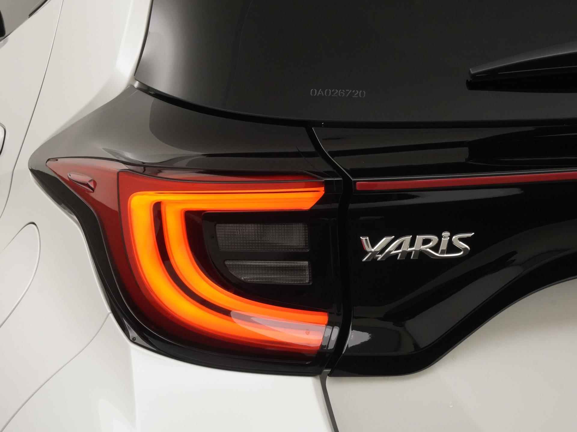 Toyota Yaris 1.5 Hybrid Bi-Tone | Panoramadak | Head Up | Zondag Open! - 20/36