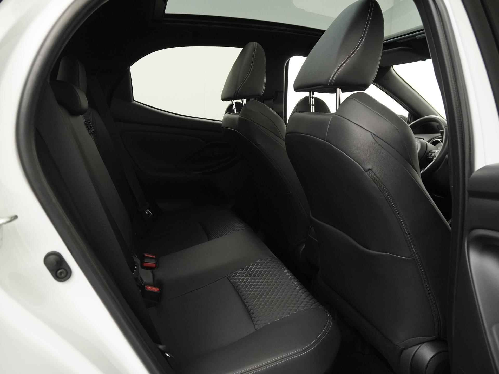 Toyota Yaris 1.5 Hybrid Bi-Tone | Panoramadak | Head Up | Zondag Open! - 23/36