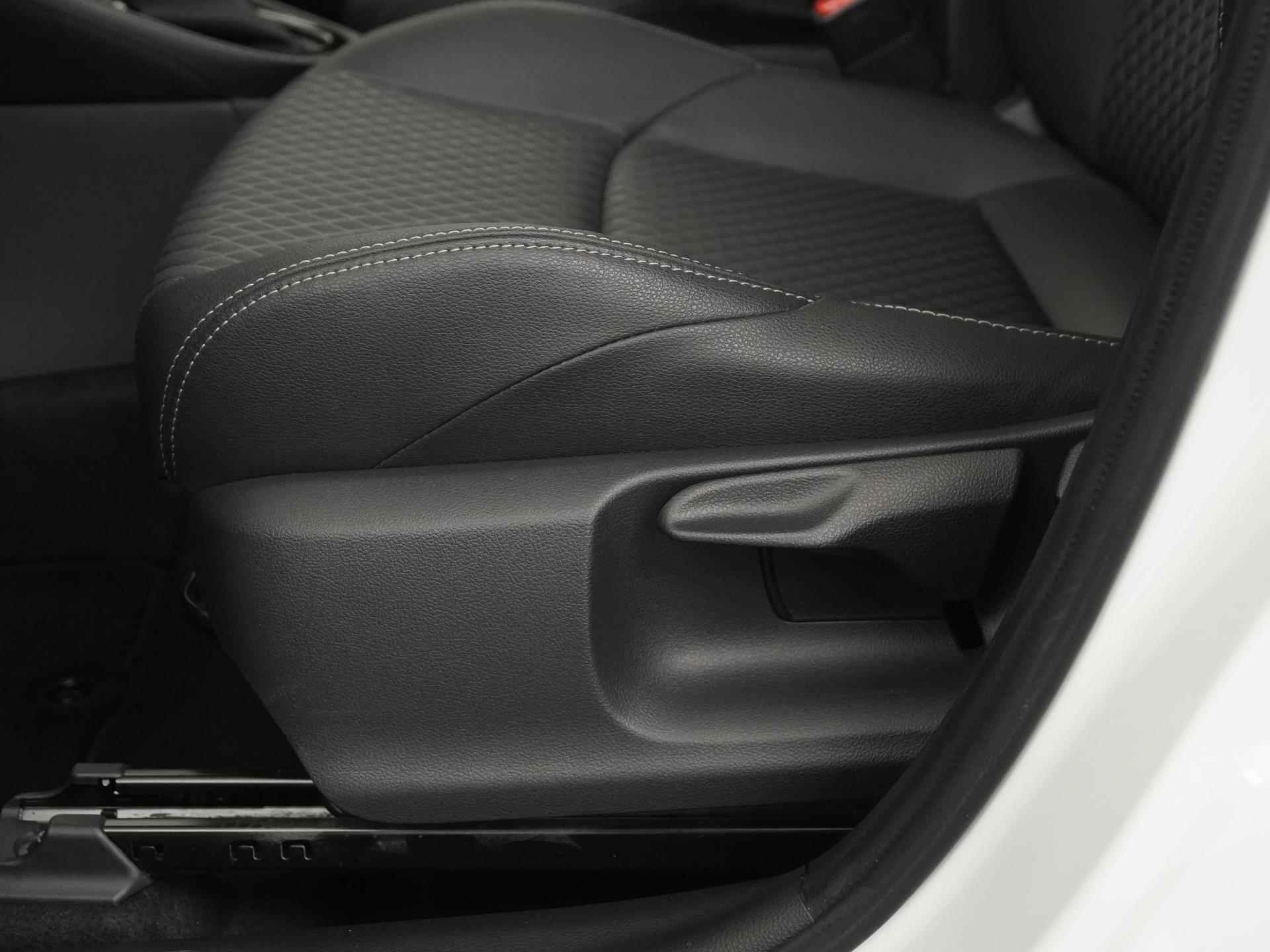 Toyota Yaris 1.5 Hybrid Bi-Tone | Panoramadak | Head Up | Zondag Open! - 26/36