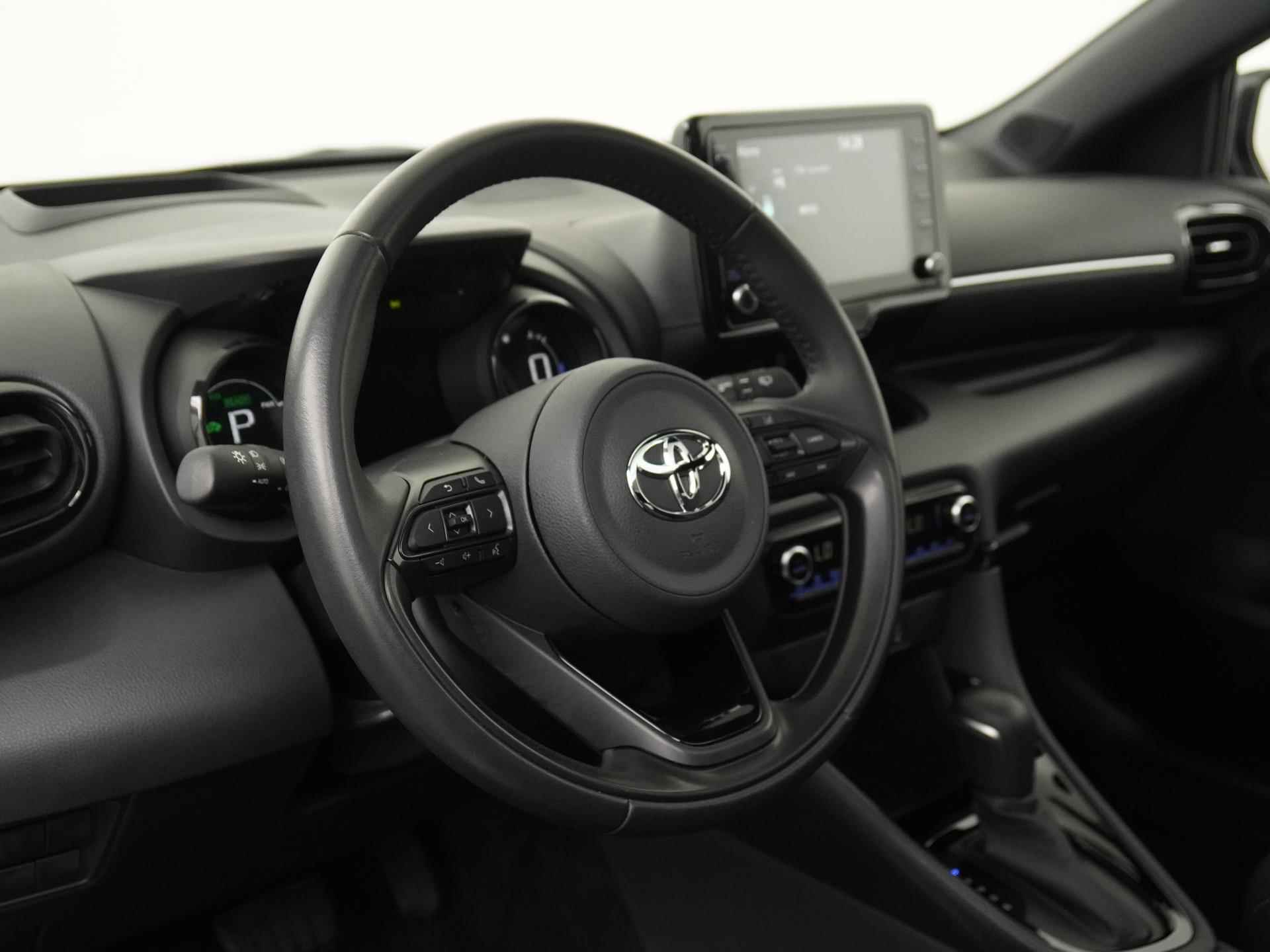 Toyota Yaris 1.5 Hybrid Bi-Tone | Panoramadak | Head Up | Zondag Open! - 32/36
