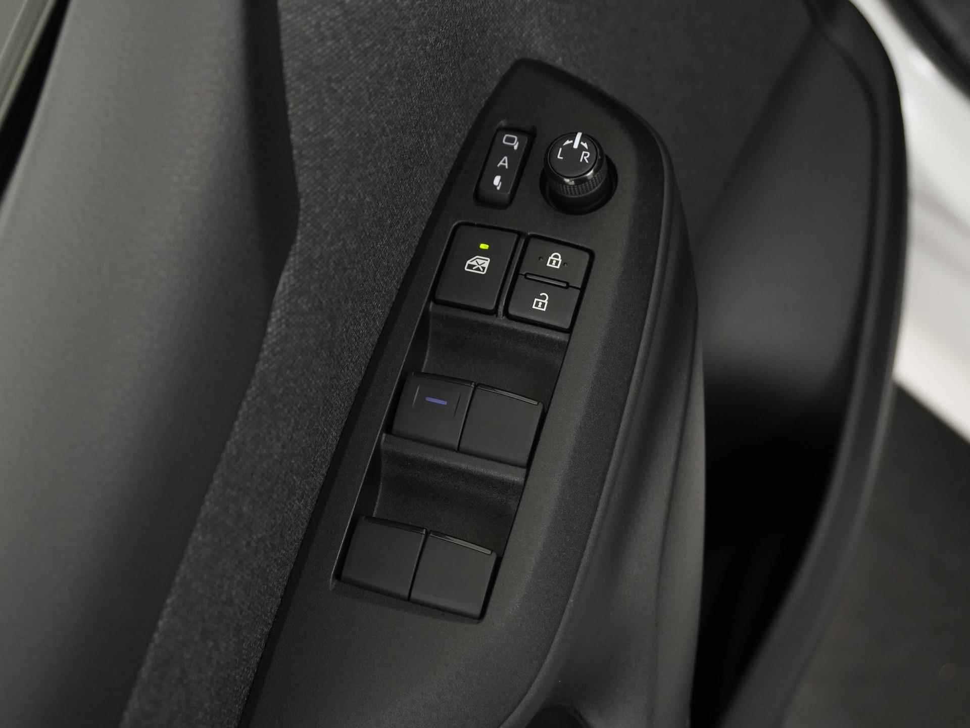 Toyota Yaris 1.5 Hybrid Bi-Tone | Panoramadak | Head Up | Zondag Open! - 34/36