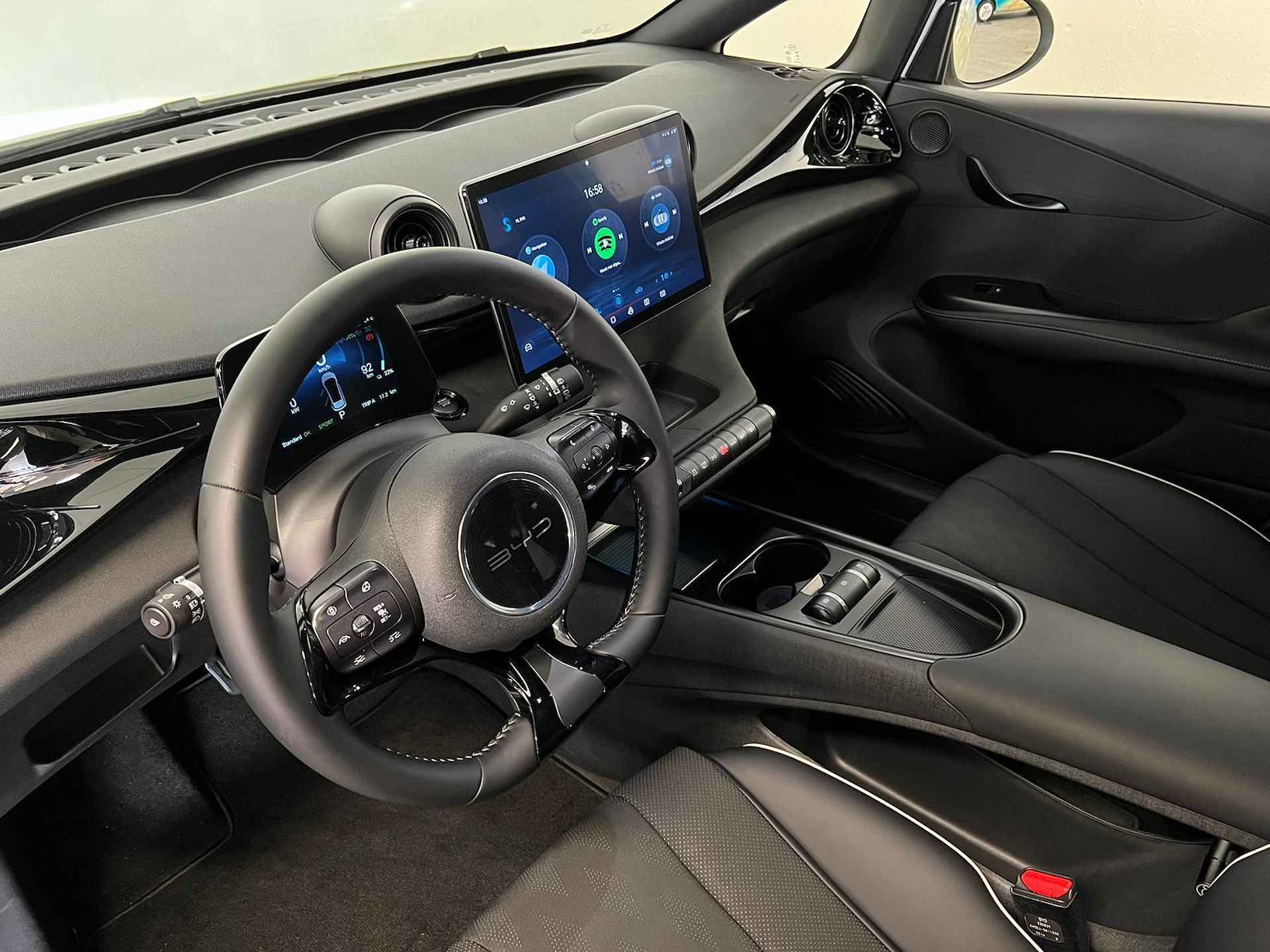 BYD DOLPHIN Comfort 60 kWh WARMTEPOMP | ELEKTRISCHE STOELEN | STOELVERWARMING | 360 CAMERA | NAVIGATIE | CARPLAY & ANDROID AUTO DRAADLOOS - 12/29