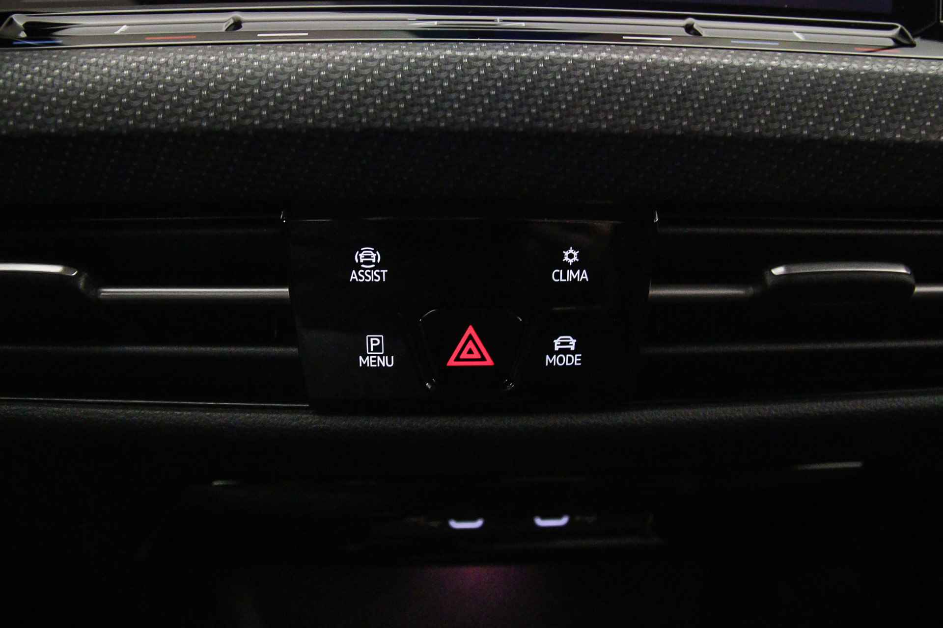 Volkswagen Golf R-Line Business 1.5 eTSI 150pk DSG Automaat Adaptive cruise control, Navigatie, Achteruitrijcamera, Stoelverwarming, Airco, DAB, Parkeersensoren, Stuurwiel verwarmd, LED verlichting - 19/47