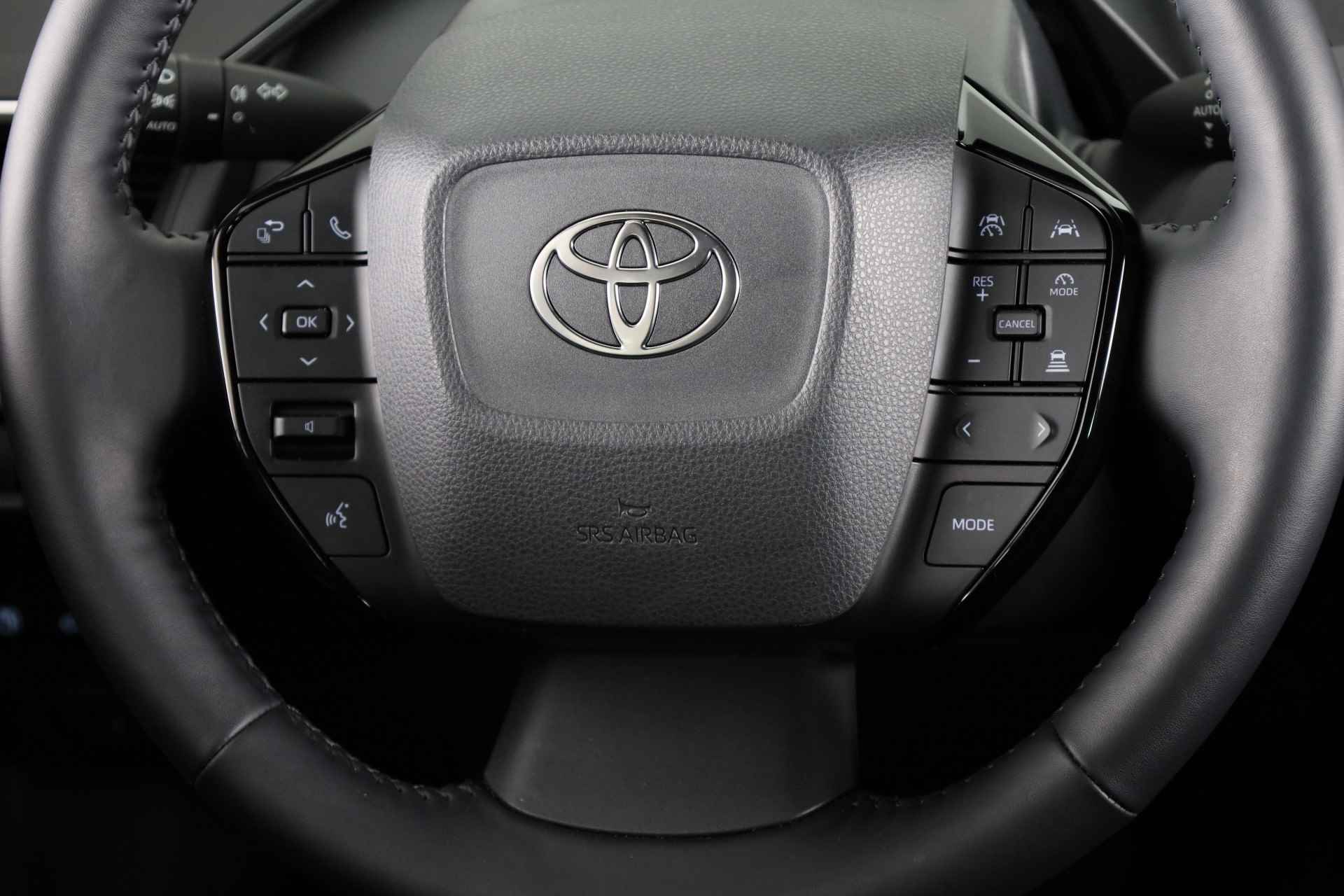 Toyota Prius 2.0 Plug-in Executive *DEMO* | Navigatie | Stoelverwarming | - 18/36