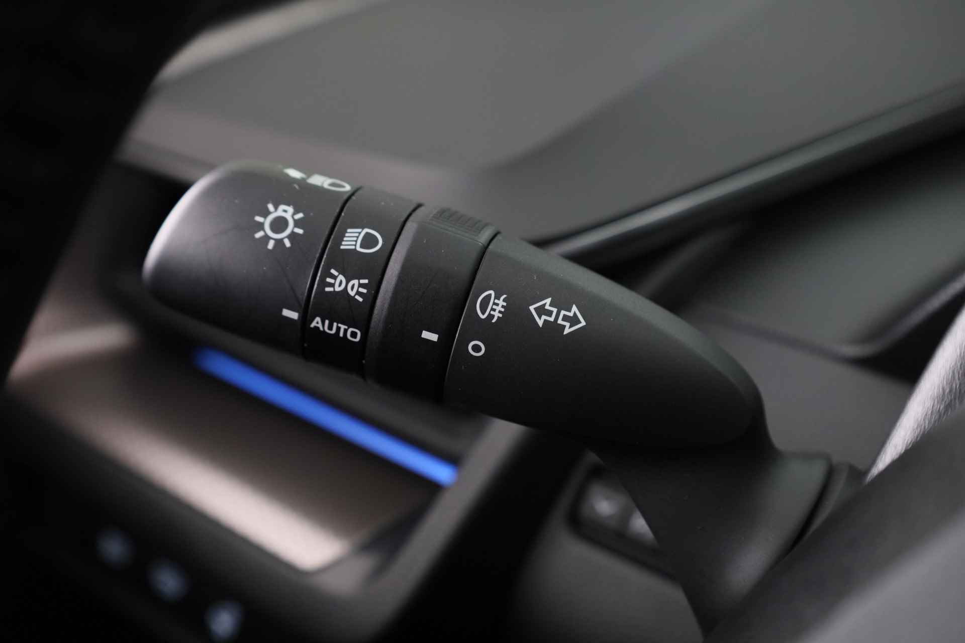 Toyota Prius 2.0 Plug-in Executive *DEMO* | Navigatie | Stoelverwarming | - 19/36