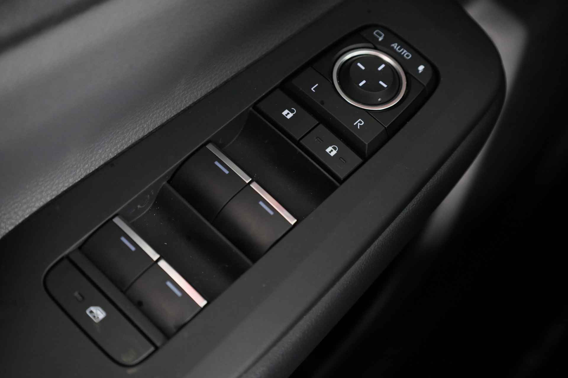 Toyota Prius 2.0 Plug-in Executive *DEMO* | Navigatie | Stoelverwarming | - 24/36