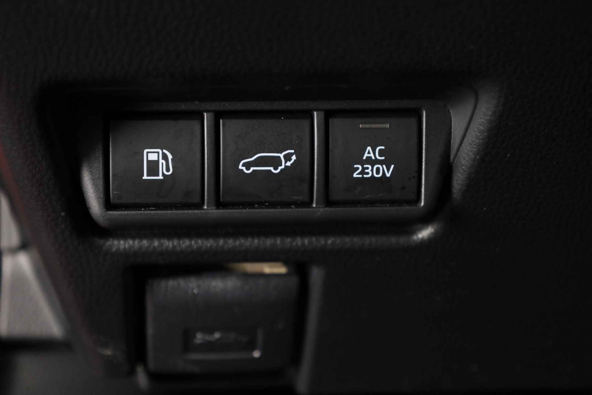 Toyota Prius 2.0 Plug-in Executive *DEMO* | Navigatie | Stoelverwarming | - 25/36