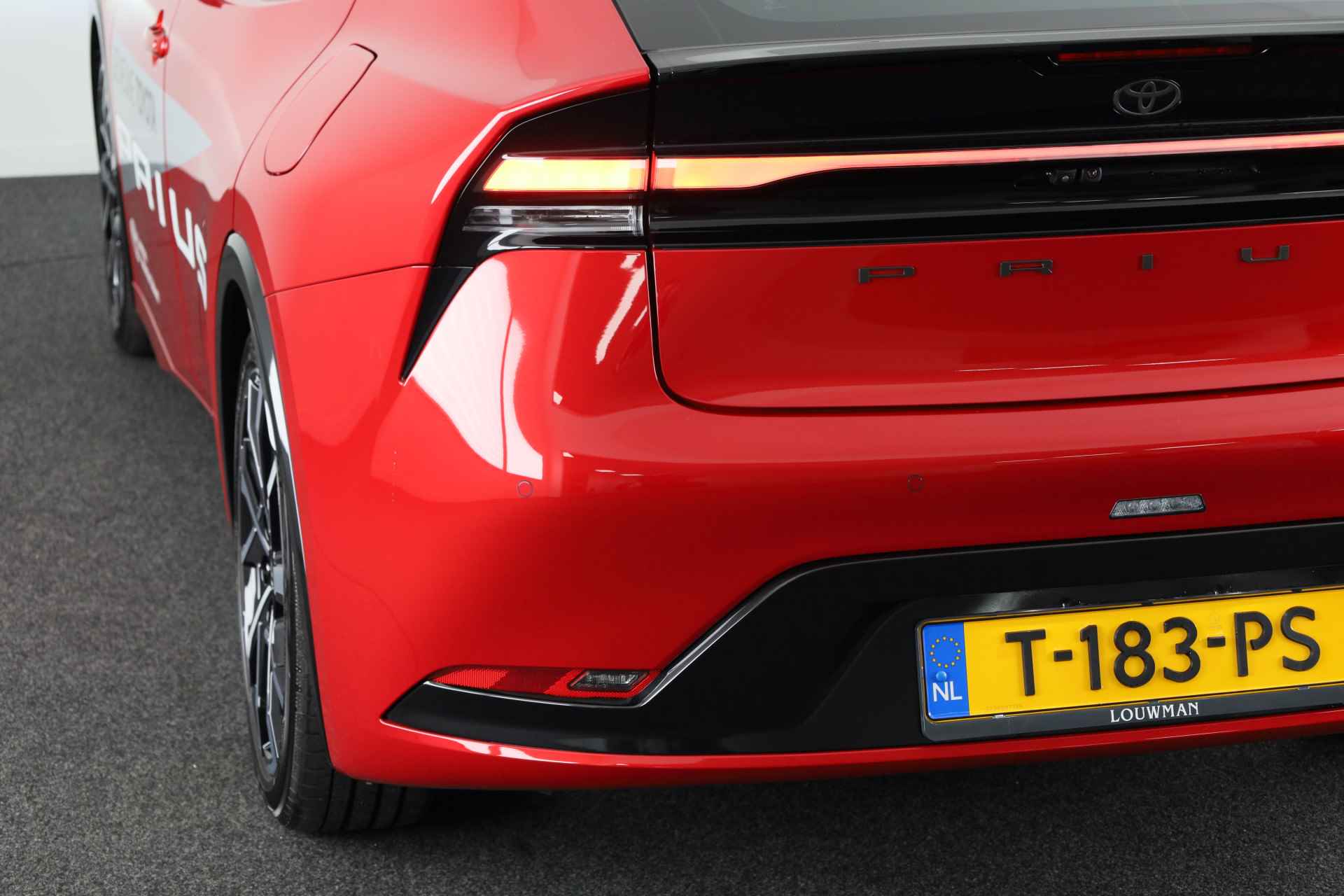 Toyota Prius 2.0 Plug-in Executive *DEMO* | Navigatie | Stoelverwarming | - 34/36