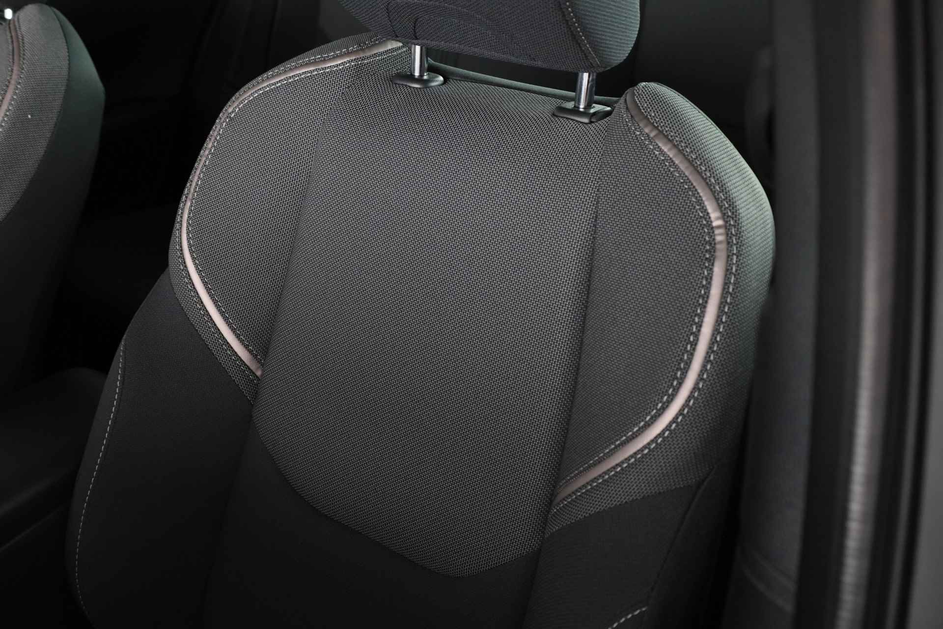 Toyota Prius 2.0 Plug-in Executive *DEMO* | Navigatie | Stoelverwarming | - 35/36