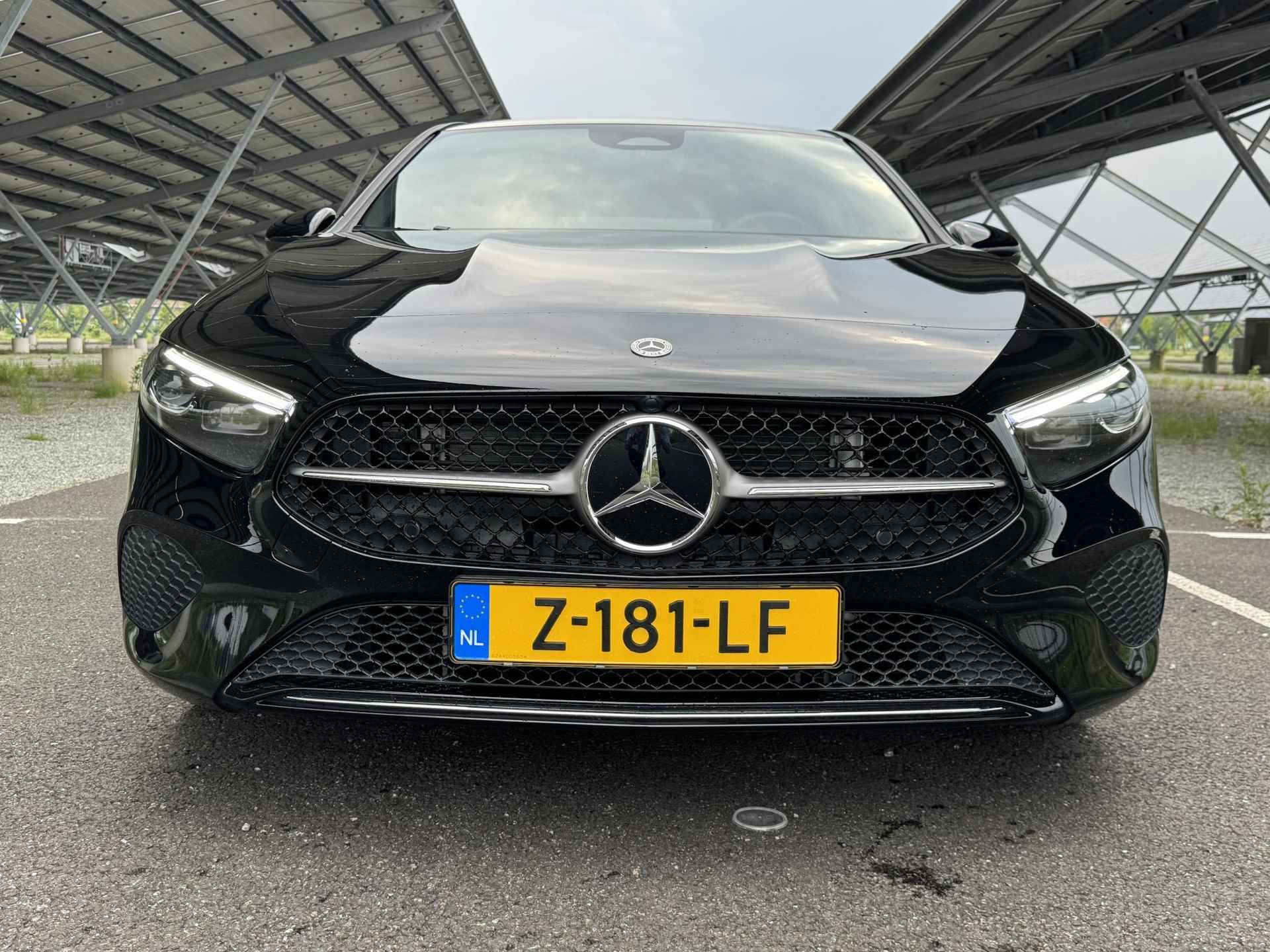 Mercedes-Benz A-klasse 180 Star Edition Luxury Line | Sfeerverlichting | Stoelverwarming | Parkeercamera | - 3/33