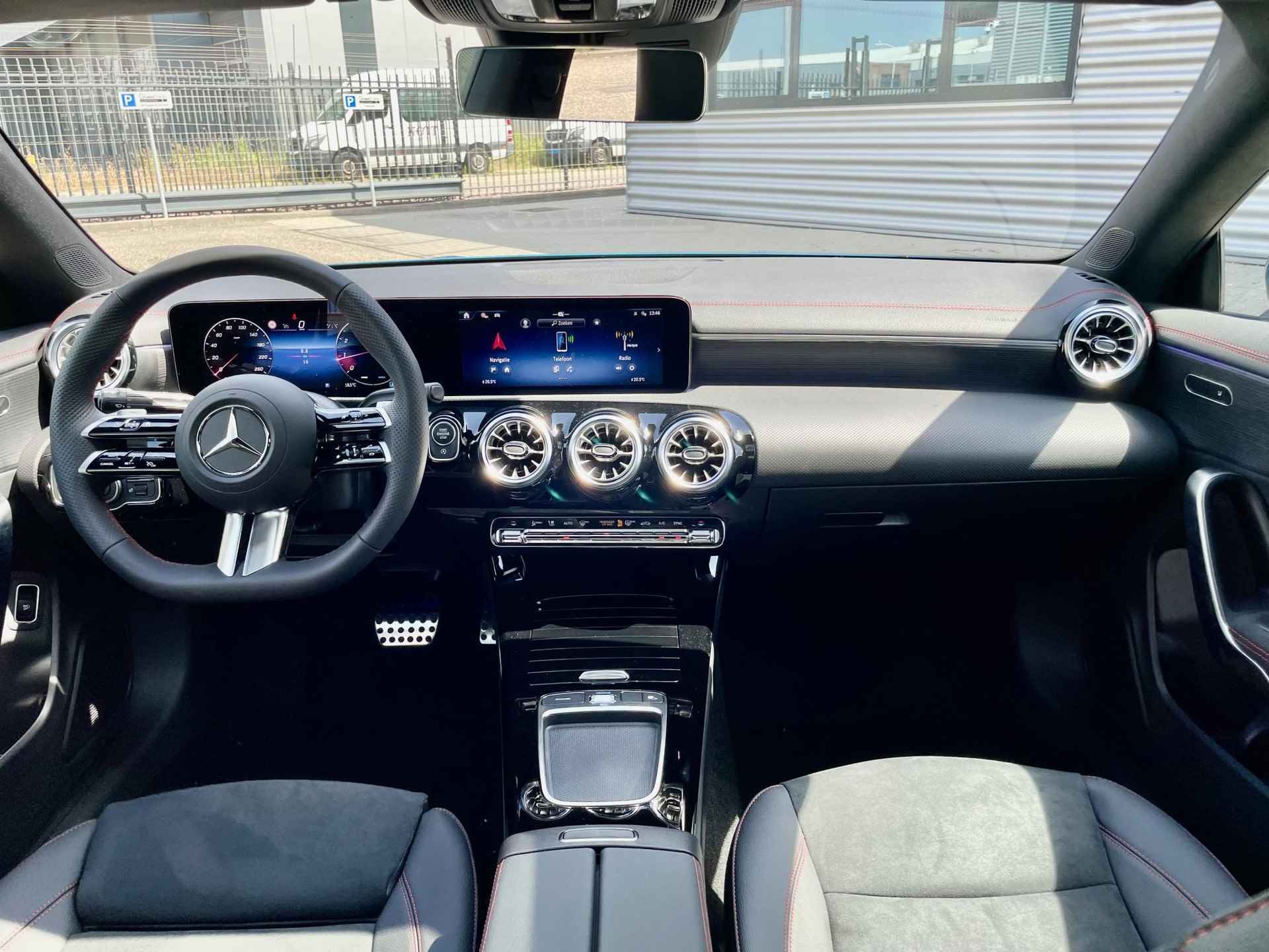 Mercedes-Benz CLA 180 Star Edition AMG Line | Night Pakket | Winter Pakket | 19 inch Multispaaks AMG Velgen | Panoramadak | MULTIBEAM LED Koplampen | Dodehoekassistent | Apple CarPlay | Android Auto | Stoelverwarming |  Sfeerverlichting | Showmodel - 11/21