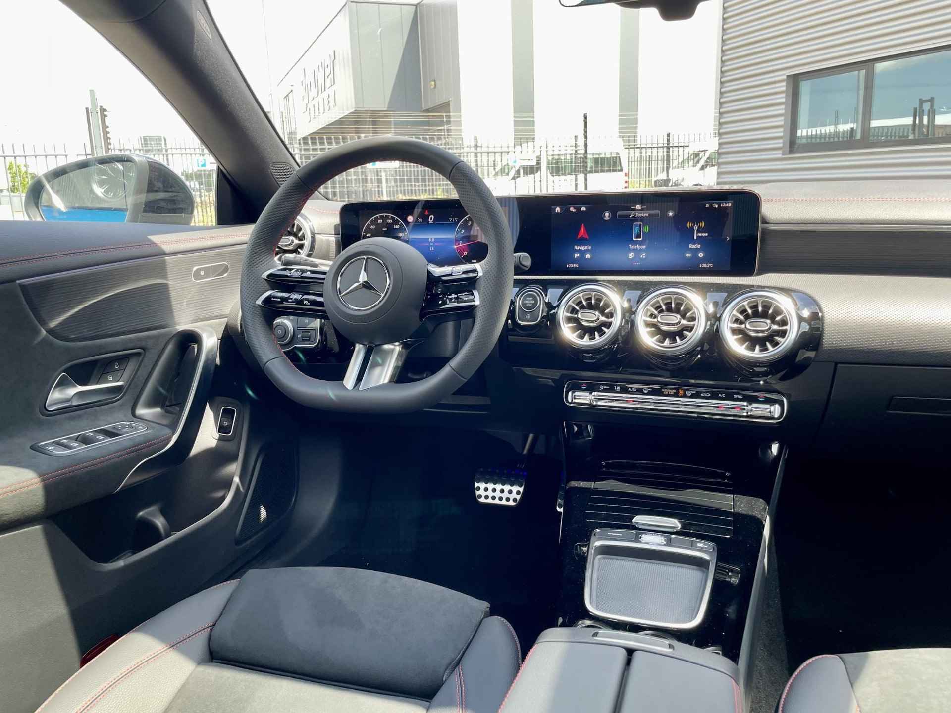 Mercedes-Benz CLA 180 Star Edition AMG Line | Night Pakket | Winter Pakket | 19 inch Multispaaks AMG Velgen | Panoramadak | MULTIBEAM LED Koplampen | Dodehoekassistent | Apple CarPlay | Android Auto | Stoelverwarming |  Sfeerverlichting | Showmodel - 12/21