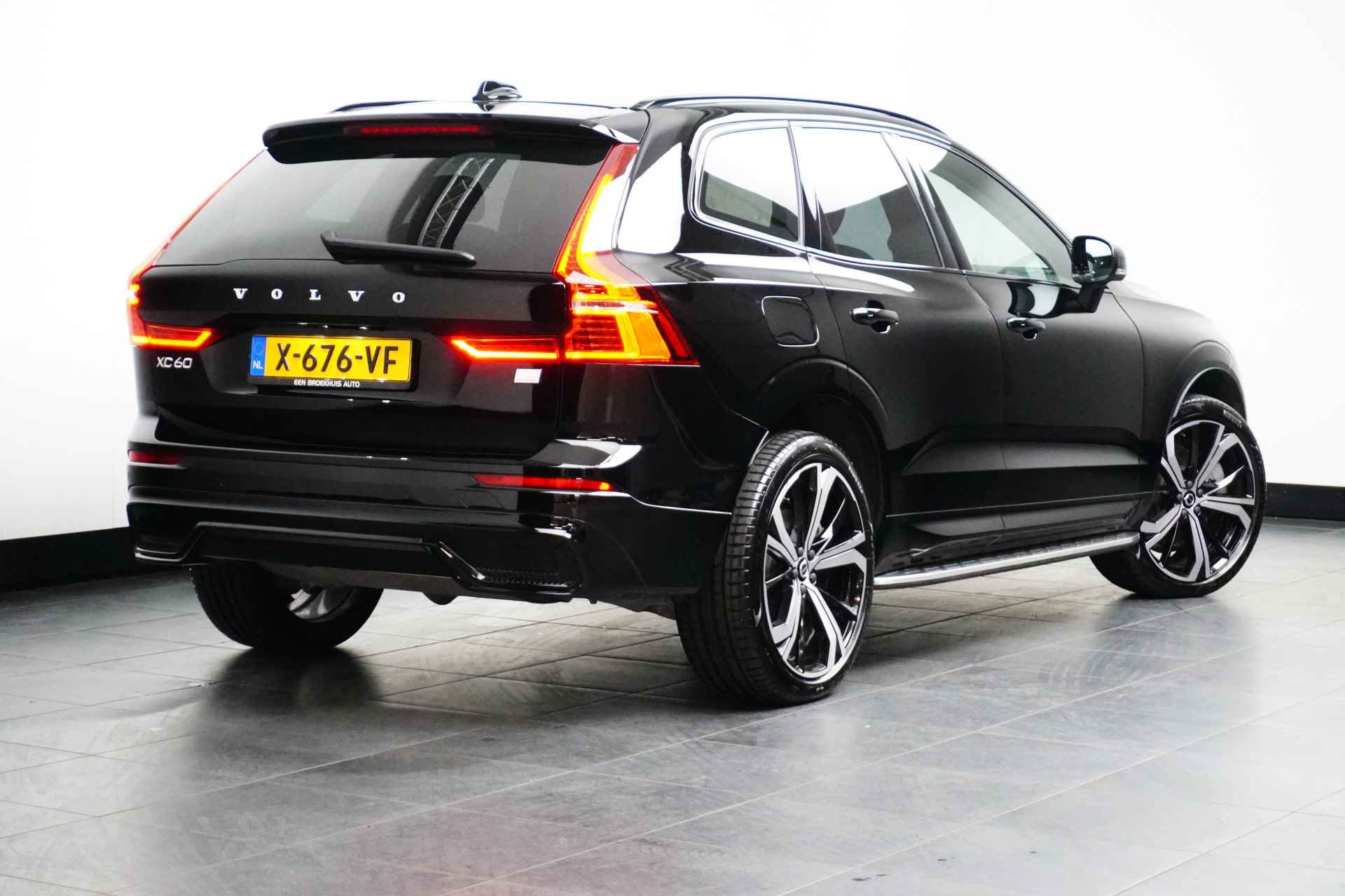 Volvo XC60 Recharge T6 AWD Plus Dark Long Range | Climate Pro Pack | Panoramadak | Cruise adaptief | BLIS | Leder | Getint glas | Trekhaak - 5/35