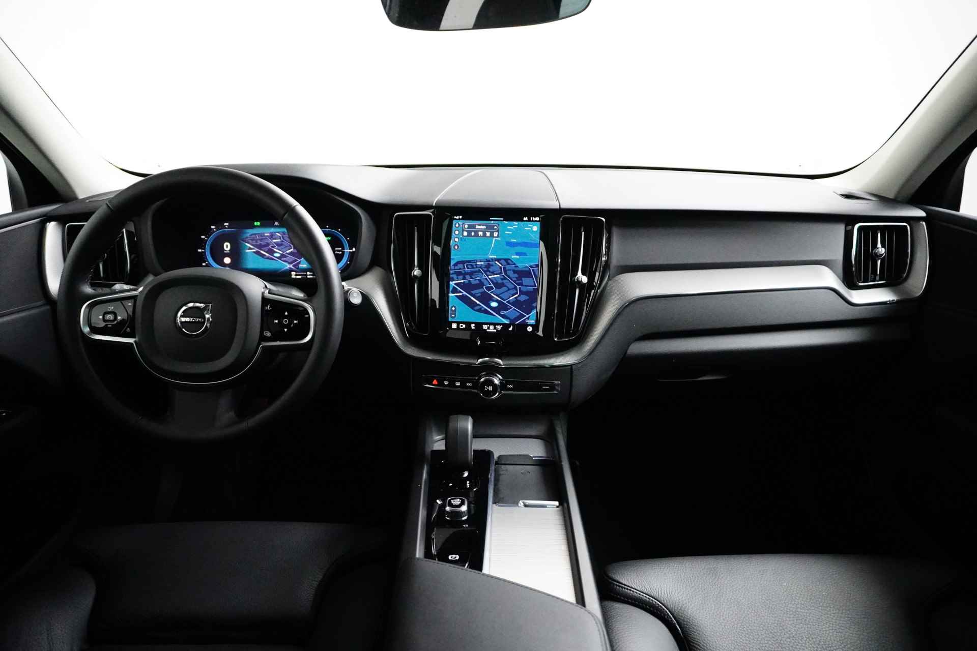 Volvo XC60 Recharge T6 AWD Plus Dark Long Range | Climate Pro Pack | Panoramadak | Cruise adaptief | BLIS | Leder | Getint glas | Trekhaak - 11/35