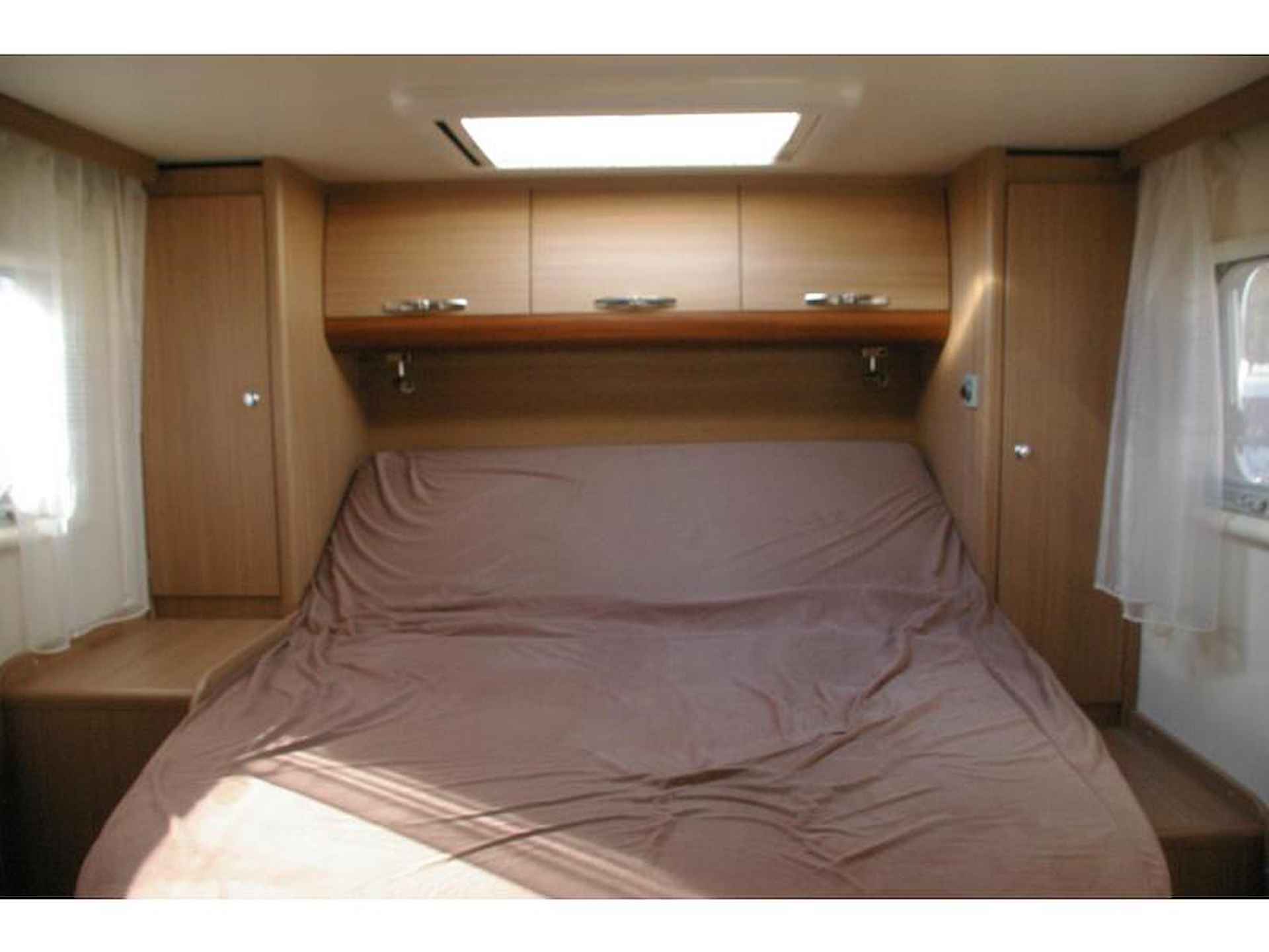 Adria Matrix Axess M 670 SC Queensbed, Hefbed. - 15/18