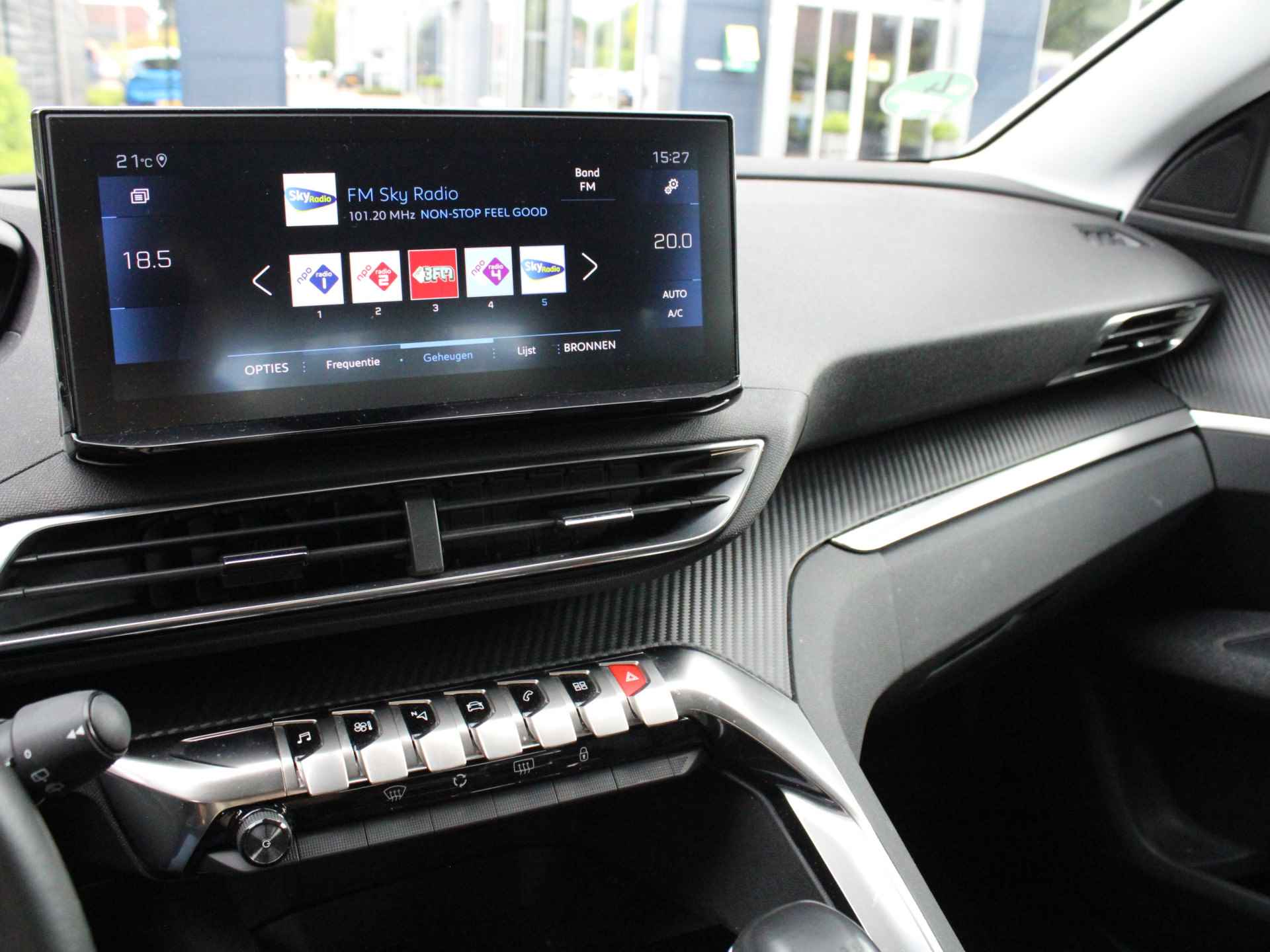 Peugeot 3008 1.2 PureTech 130PK Active Pack Navigatie, Climate controle, Apple Carplay/Android Auto, All weather banden, Trekhaak, wij leveren deze auto met een nieuwe distributieriem - 16/37