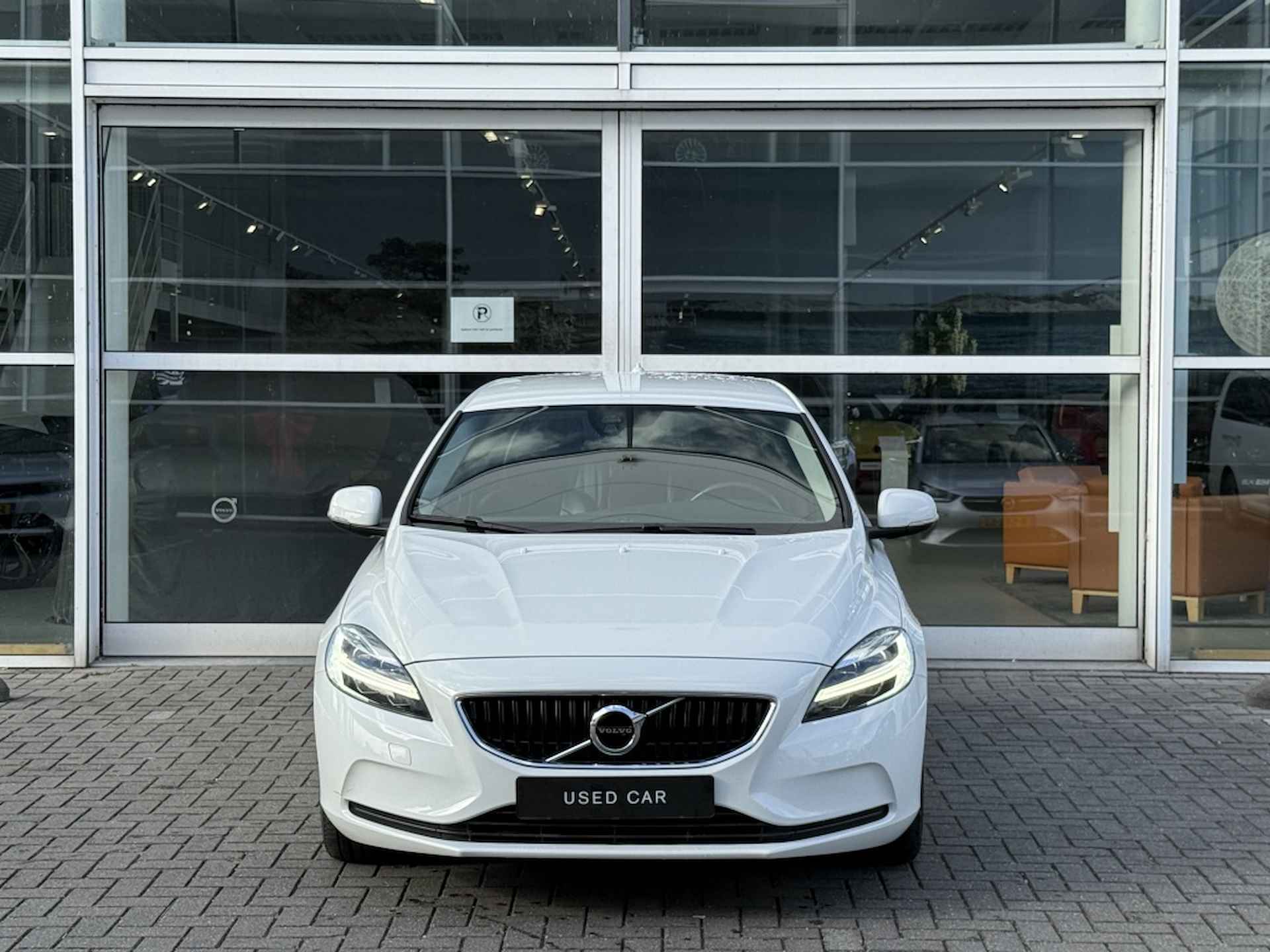 Volvo V40 T2 123PK AUT Polar+| Leder| Navi| OnCall| Stoel.verw| LED - 2/38