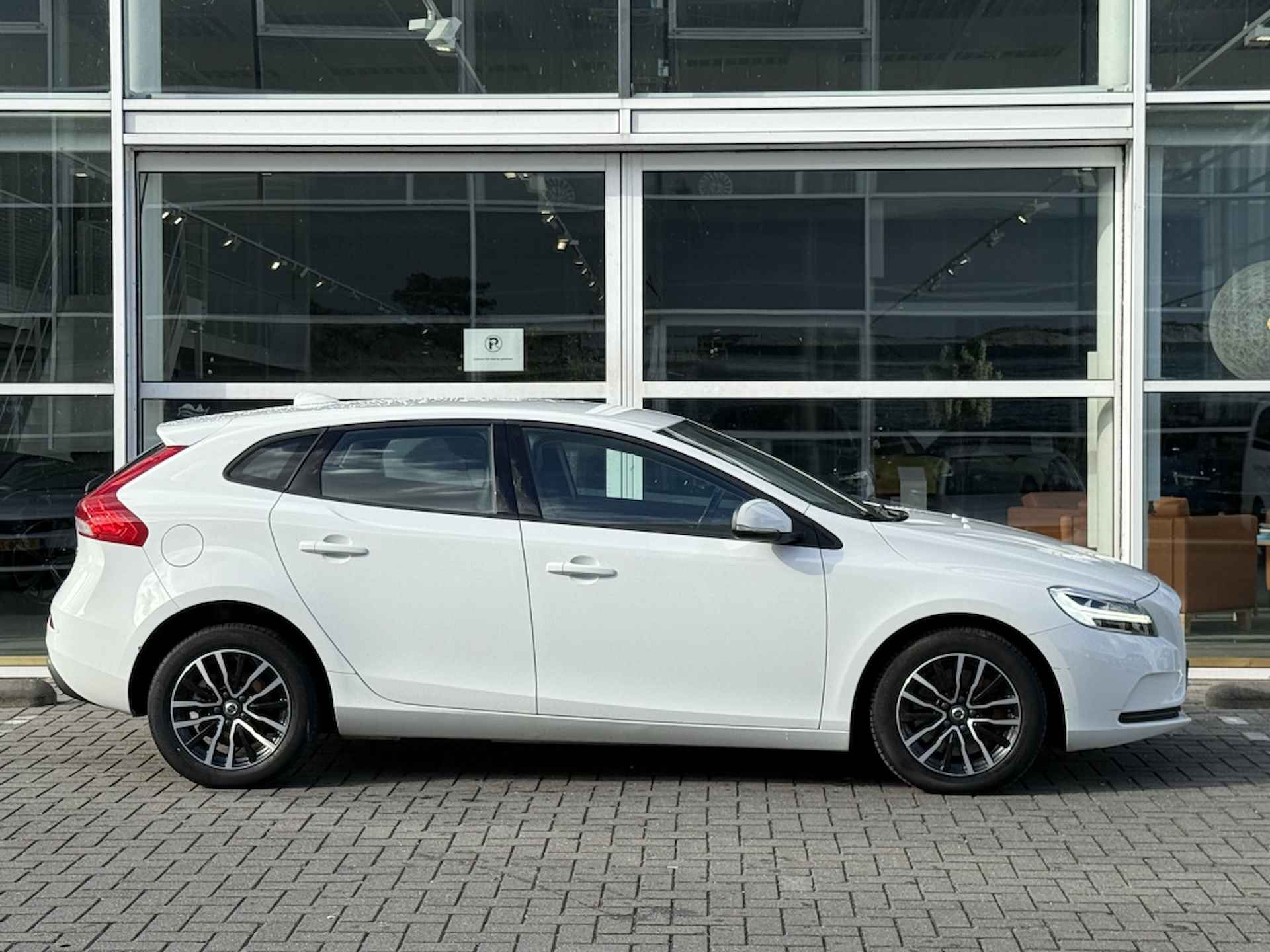 Volvo V40 T2 123PK AUT Polar+| Leder| Navi| OnCall| Stoel.verw| LED - 4/38