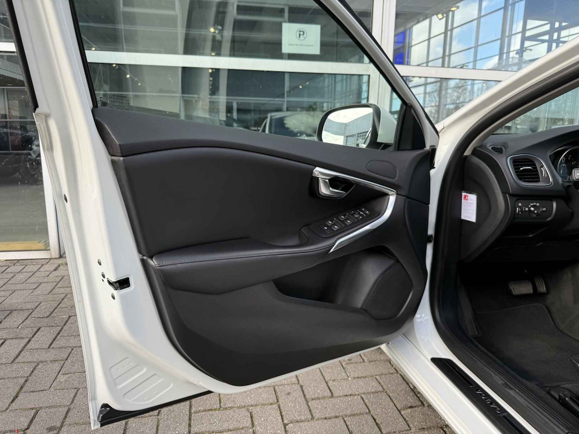 Volvo V40 T2 123PK AUT Polar+| Leder| Navi| OnCall| Stoel.verw| LED - 11/38