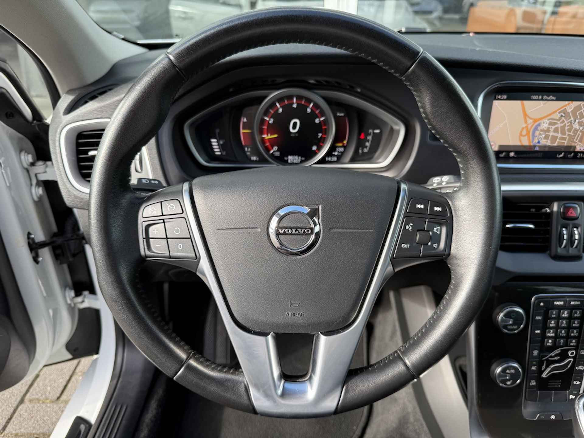 Volvo V40 T2 123PK AUT Polar+| Leder| Navi| OnCall| Stoel.verw| LED - 17/38