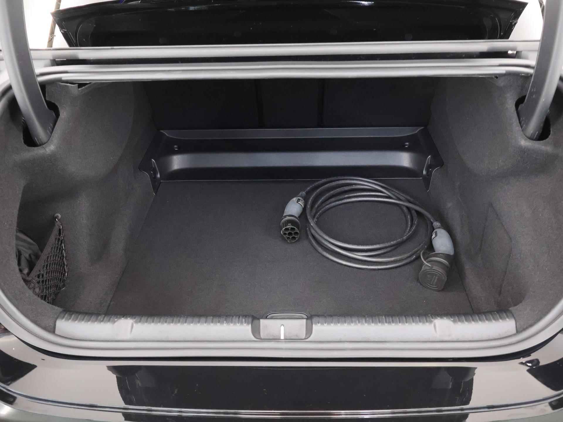 Mercedes-Benz EQE 350+ AMG Line 91 kWh | Panoramadak | Burmester Sound | Smartphone integratie | Achteruitrijcamera | Sfeerverlichting - 40/44