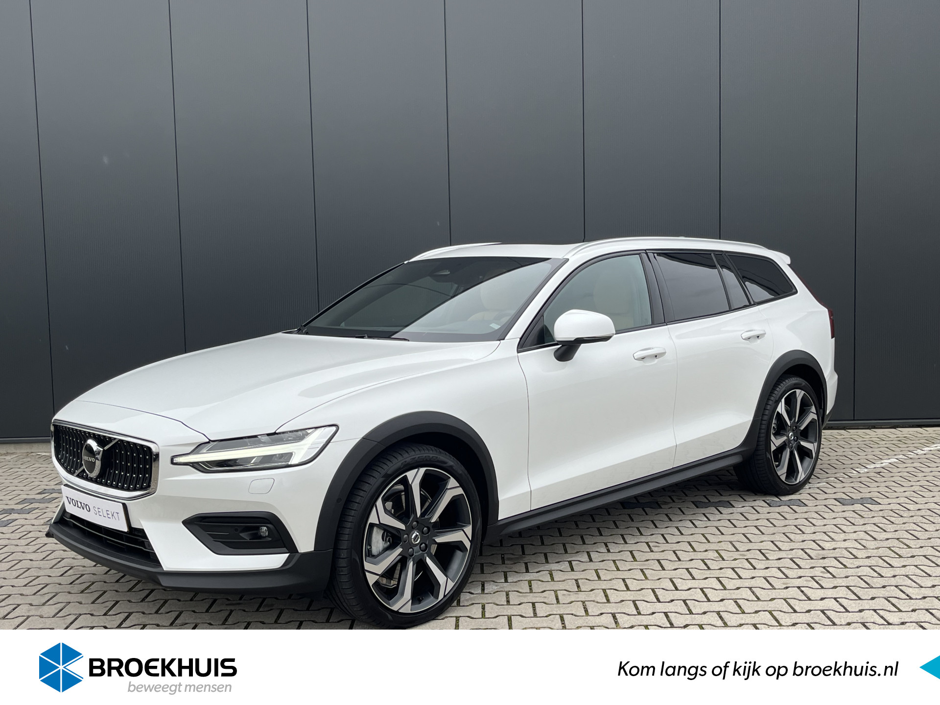 Volvo V60 Cross Country B5 AWD Ultimate | Massage | Geventileerd Leder | Trekhaak | Harman/Kardon | Adaptive LED | BLIS | Standkachel