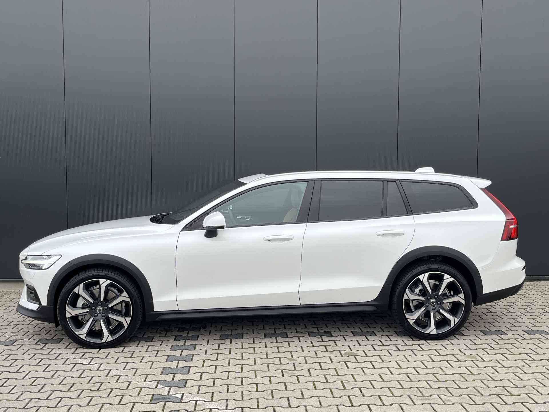 Volvo V60 Cross Country B5 AWD Ultimate | Massage | Geventileerd Leder | Trekhaak | Harman/Kardon | Adaptive LED | BLIS | Standkachel - 4/34