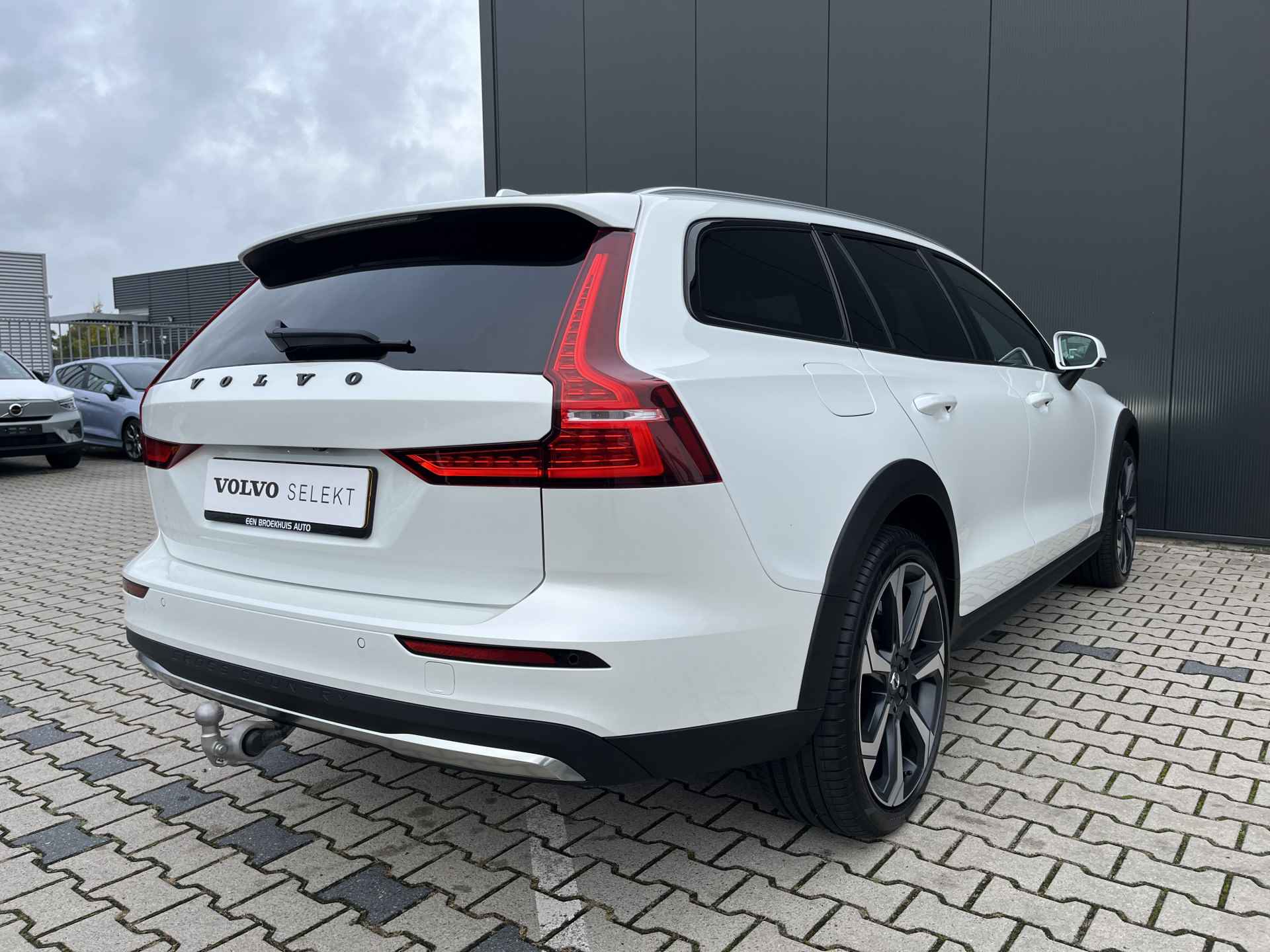 Volvo V60 Cross Country B5 AWD Ultimate | Massage | Geventileerd Leder | Trekhaak | Harman/Kardon | Adaptive LED | BLIS | Standkachel - 32/34