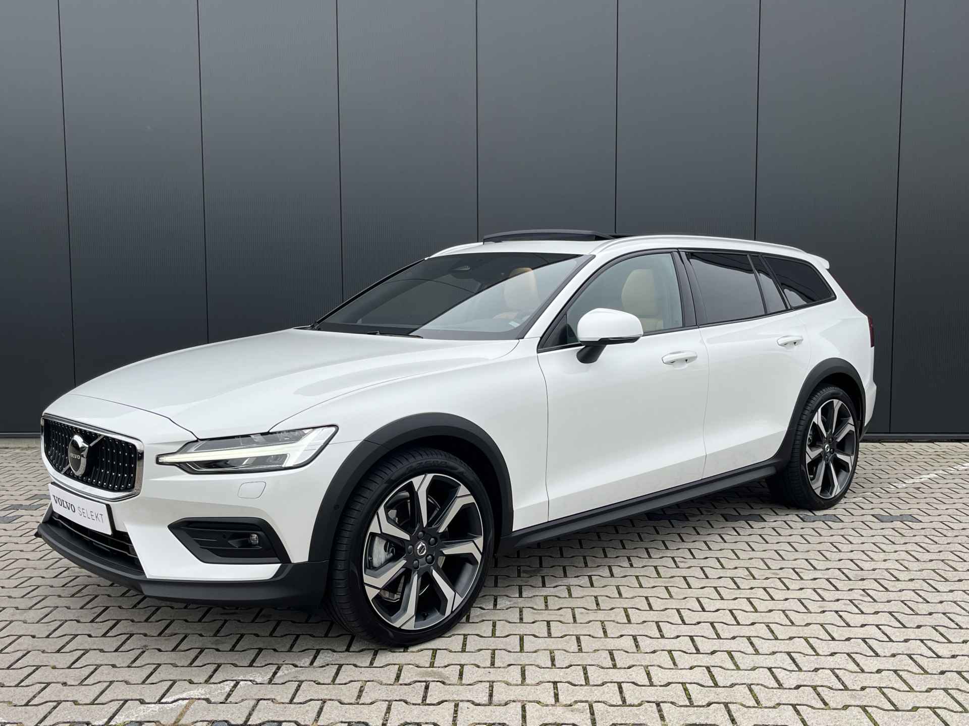 Volvo V60 Cross Country B5 AWD Ultimate | Massage | Geventileerd Leder | Trekhaak | Harman/Kardon | Adaptive LED | BLIS | Standkachel - 34/34