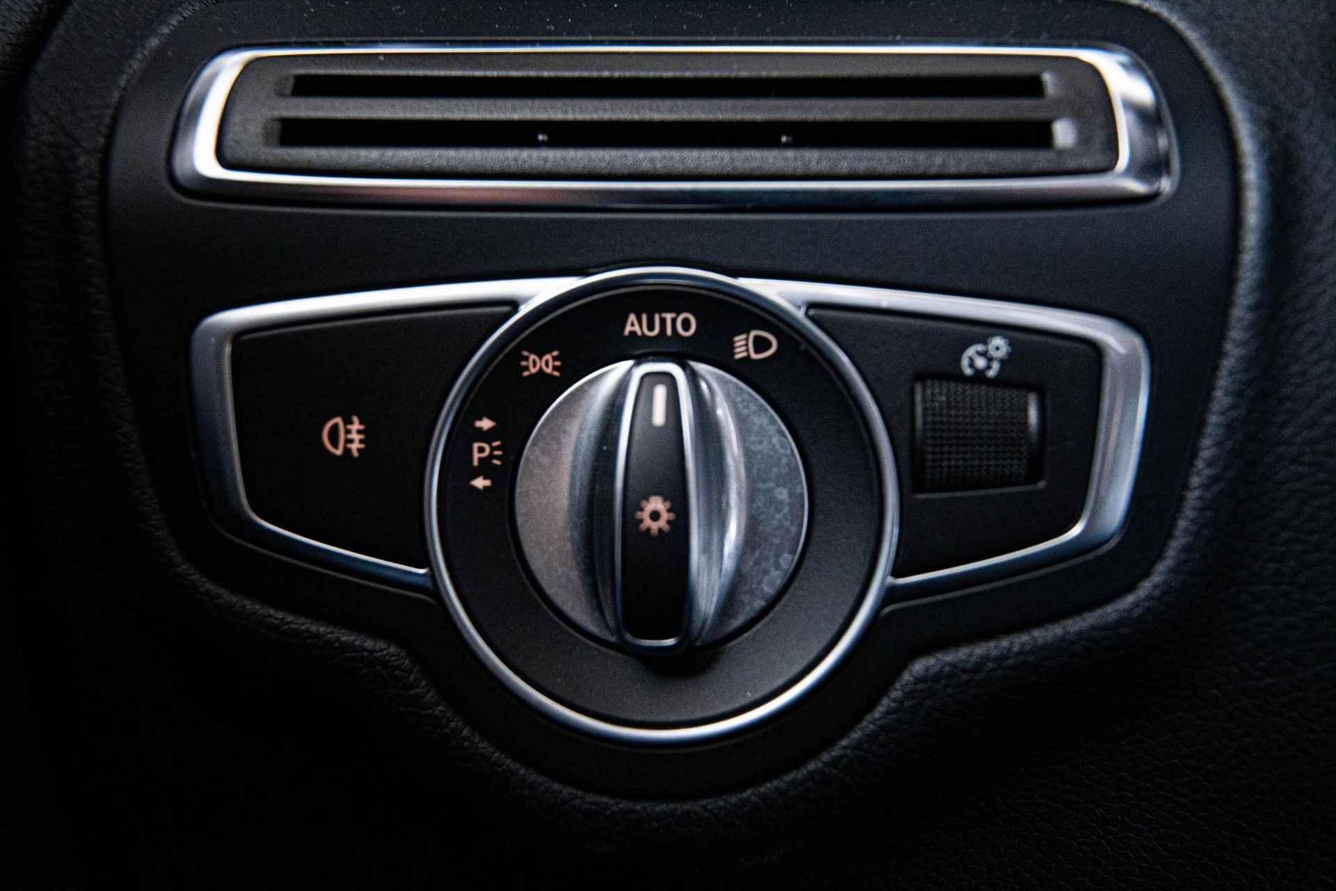 Mercedes-Benz C-klasse 180 Business Solution AMG Ixterieur/Intereur - Sportonderstel - Multifunctioneel sportstuur - Comfortpakket - Stoelverwarming voor - Spiegelpakket - Led koplampen - DAB - - 50/69