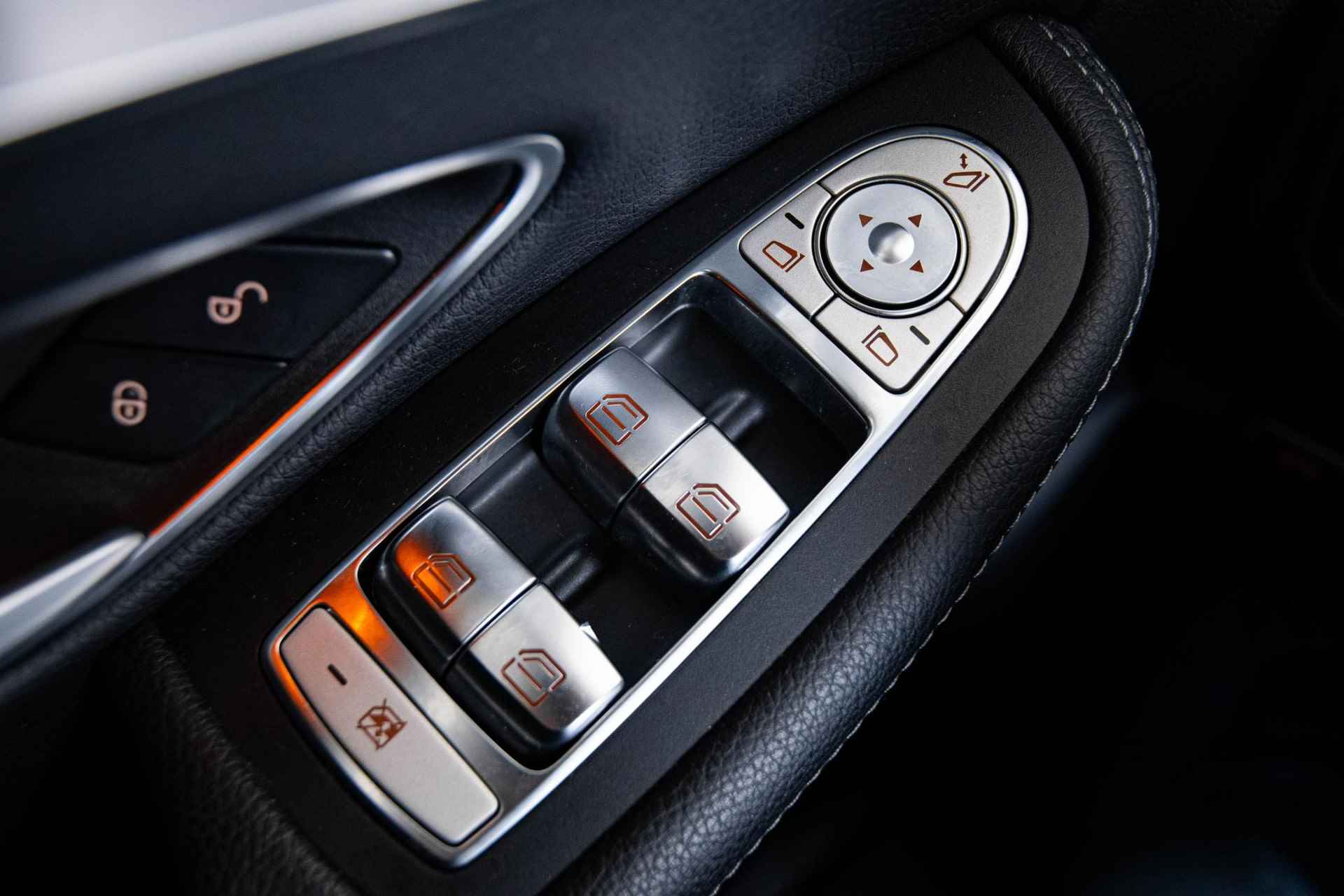 Mercedes-Benz C-klasse 180 Business Solution AMG Exterieur/Interieur - Sportonderstel - Multifunctioneel sportstuur - Comfortpakket - Stoelverwarming voor - Spiegelpakket - Led koplampen - DAB - - 42/69