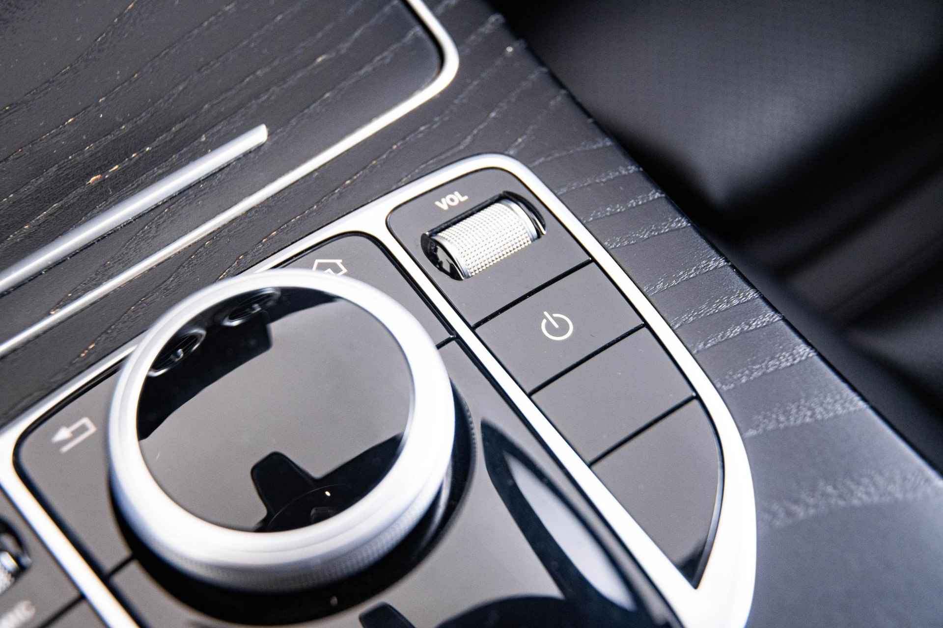 Mercedes-Benz C-klasse 180 Business Solution AMG Exterieur/Interieur - Sportonderstel - Multifunctioneel sportstuur - Comfortpakket - Stoelverwarming voor - Spiegelpakket - Led koplampen - DAB - - 55/69