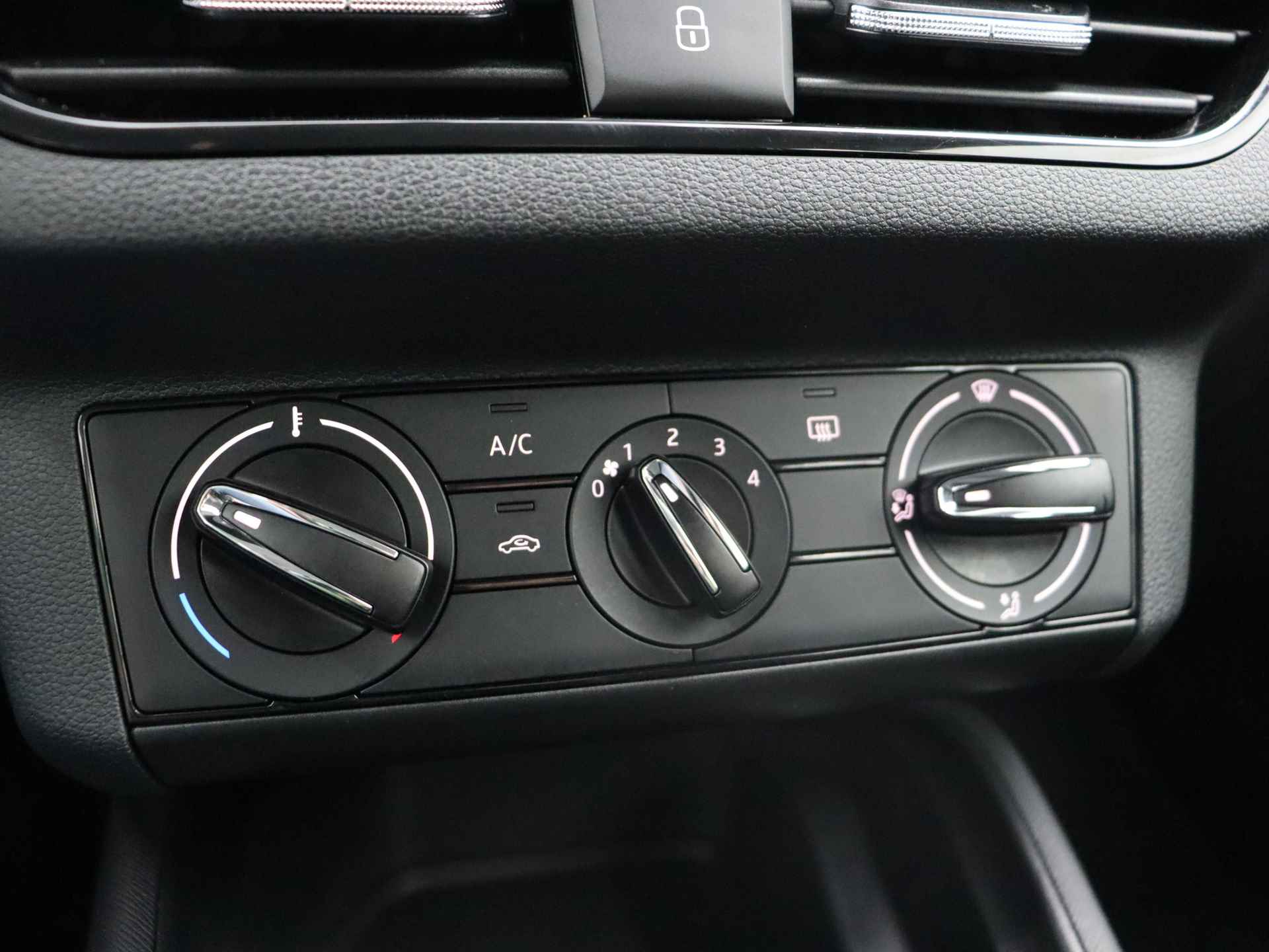 Škoda Kamiq 1.0 TSI Active | Parkeersensor achter | Cruise control | Bluetooth | Dakrails | - 10/35