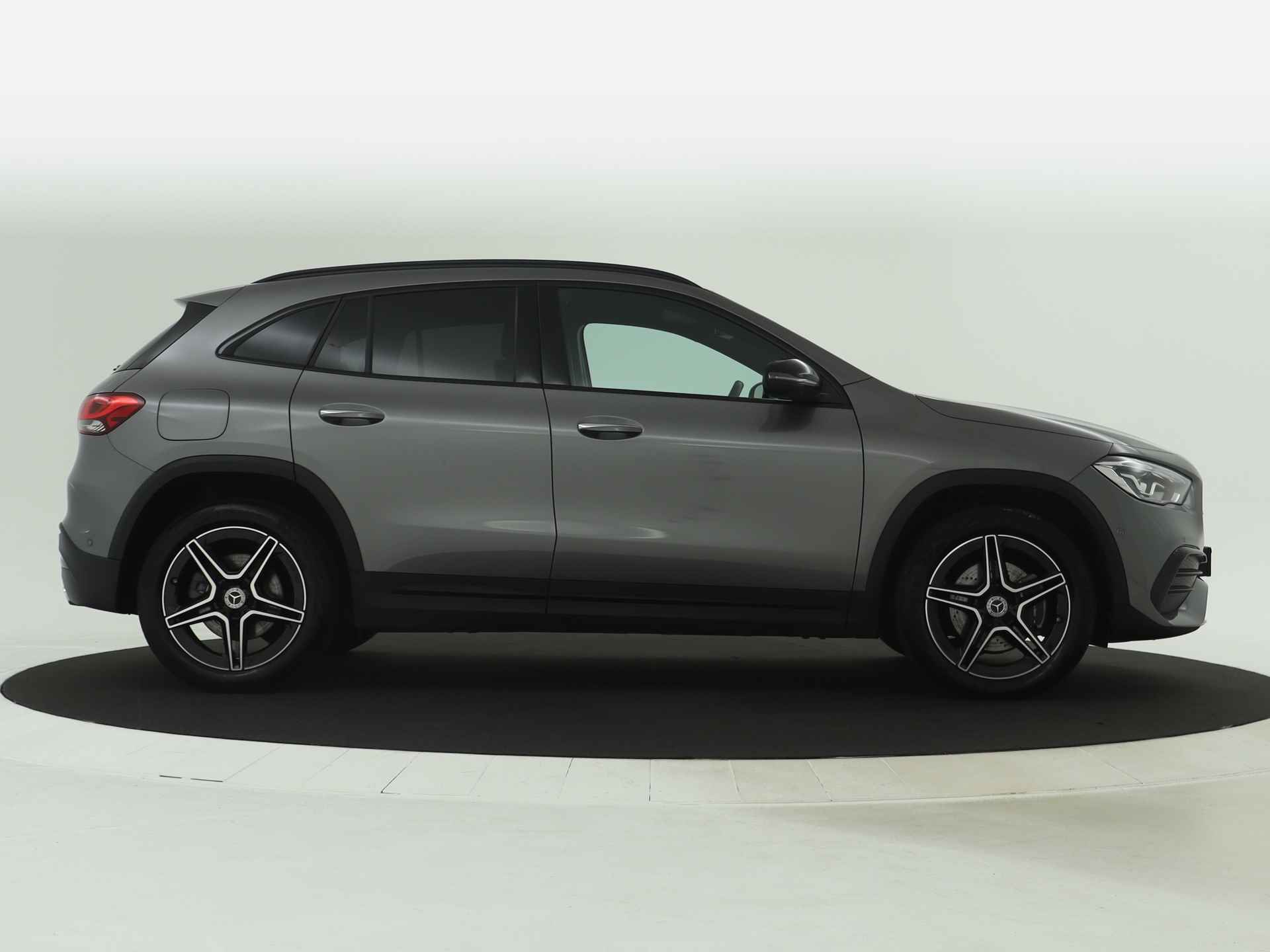 Mercedes-Benz GLA 250 e AMG Nightpakket | Trekhaak | Distronic | Keyless Go | 360 gr Camera | Sfeerverlichting | Apple CarPLay | DAB | Inclusief 24 maanden MB Certified garantie voor Europa. - 16/46