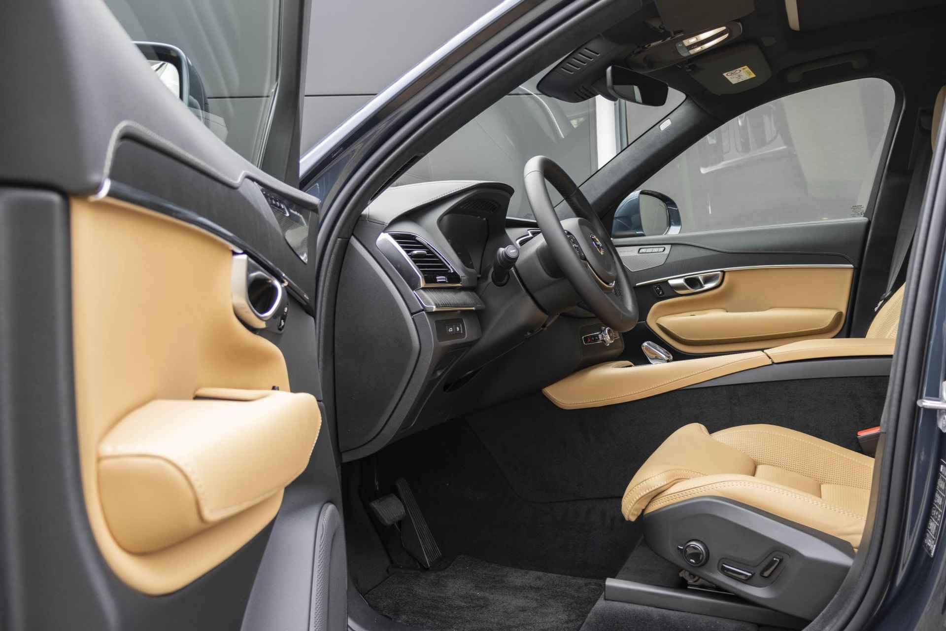 Volvo XC90 T8 Recharge AWD Ultimate Bright | Massagestoelen | Luchtvering | Panoramadak | Head-up display | 360º camera | Harman Kardon audio | 21" velgen | Stoelventilatie - 16/44