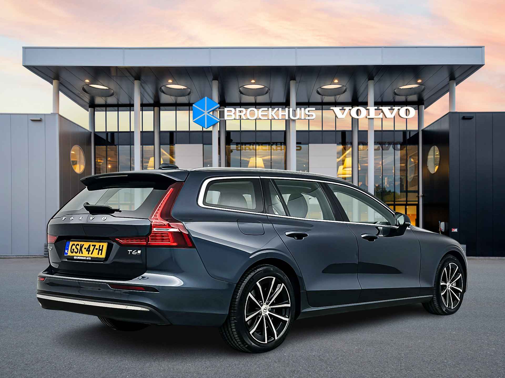 Volvo V60 T6 Recharge AWD Essential Edition | Adaptieve cruise | BLIS | Stoel/stuur/achterbankverwarming | Park Assist V+A | Parkeerverwar - 4/30