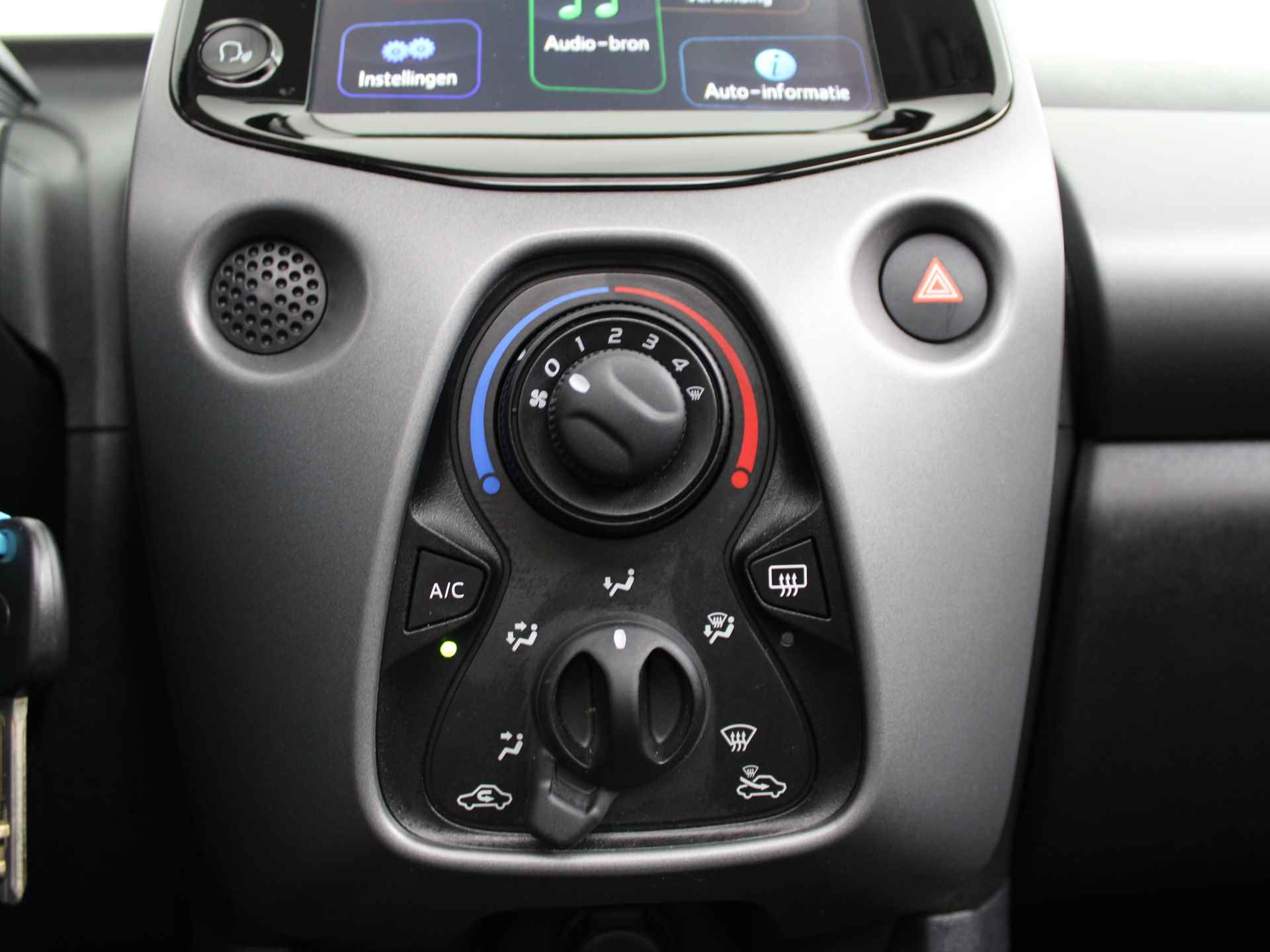 Toyota Aygo 1.0 VVT-i x-play cabrio - 12/51