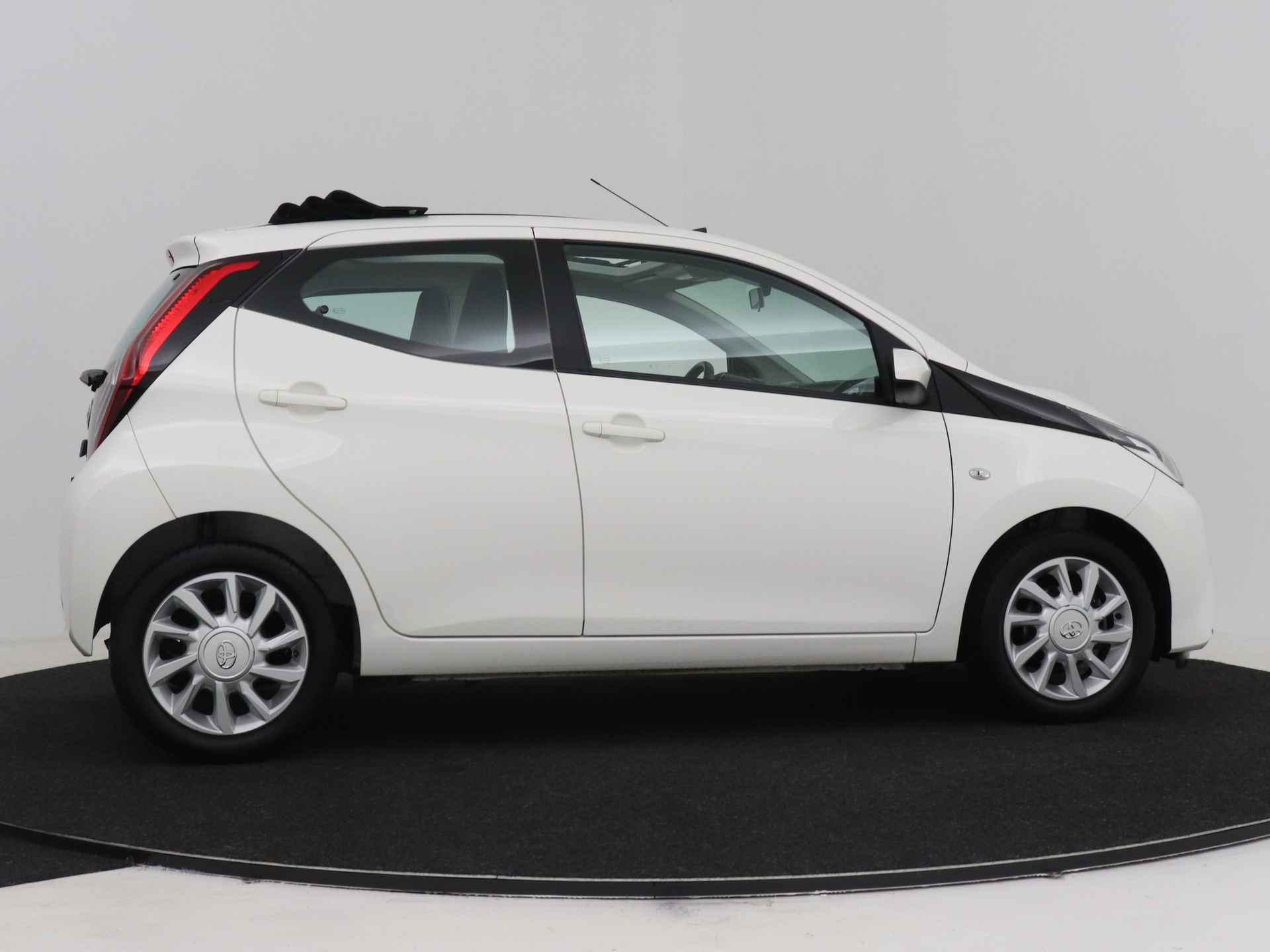 Toyota Aygo 1.0 VVT-i x-play cabrio - 16/51