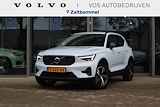 Volvo XC40 2.0 B4 Plus Dark | Verwarmbare voorstoelen| Verwarmbare voorruit| Stuurwielverwarming| Keyless Entry| Harman Kardon audiosysteem| Semi- elektrisch inklapbare trekhaak|