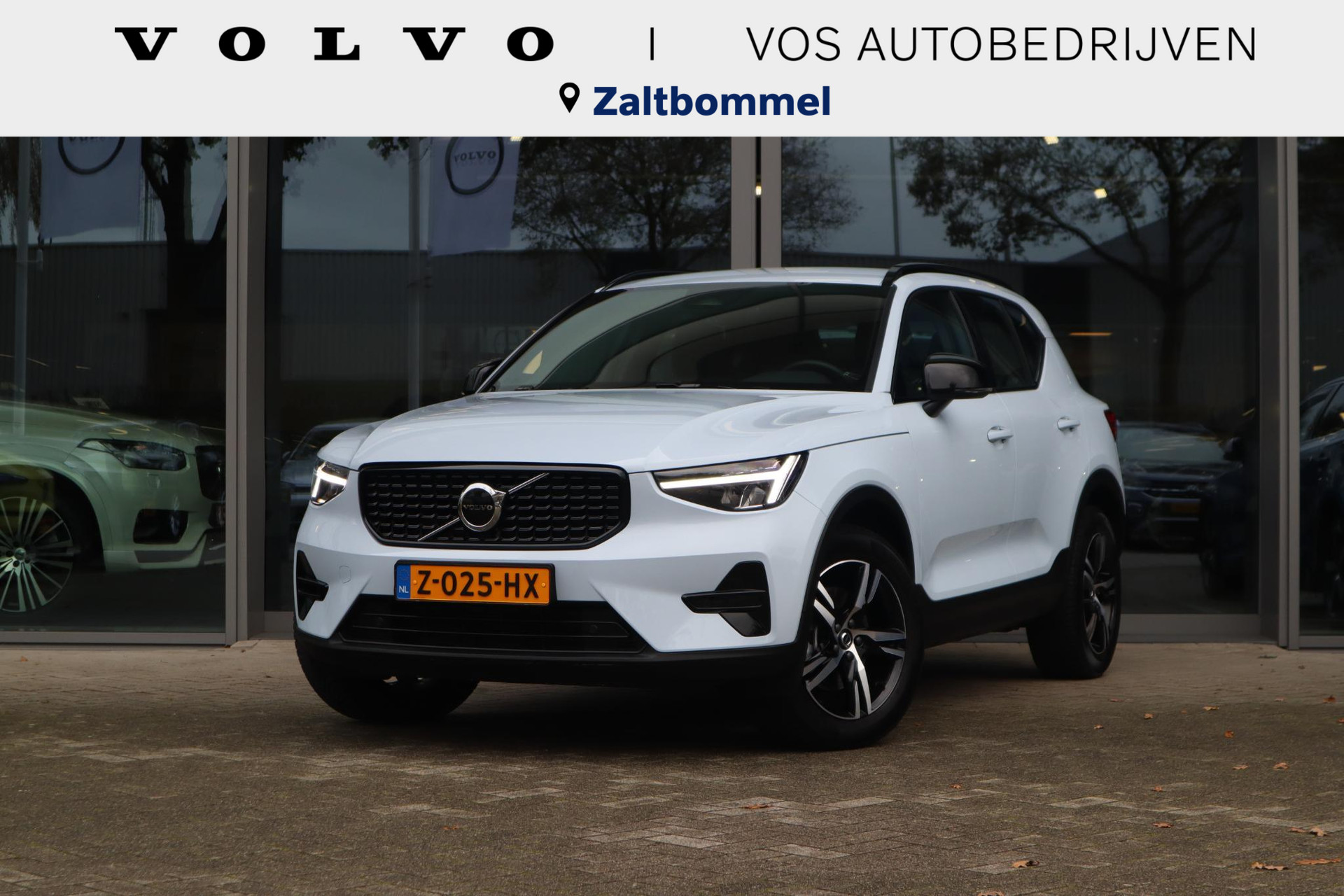 Volvo XC40 2.0 B4 Plus Dark | Verwarmbare voorstoelen| Verwarmbare voorruit| Stuurwielverwarming| Keyless Entry| Harman Kardon audiosysteem| Semi- elektrisch inklapbare trekhaak|