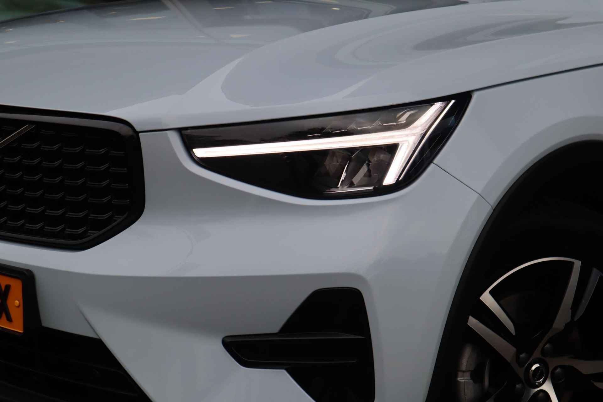 Volvo XC40 2.0 B4 Plus Dark | Verwarmbare voorstoelen| Verwarmbare voorruit| Stuurwielverwarming| Keyless Entry| Harman Kardon audiosysteem| Semi- elektrisch inklapbare trekhaak| - 3/38