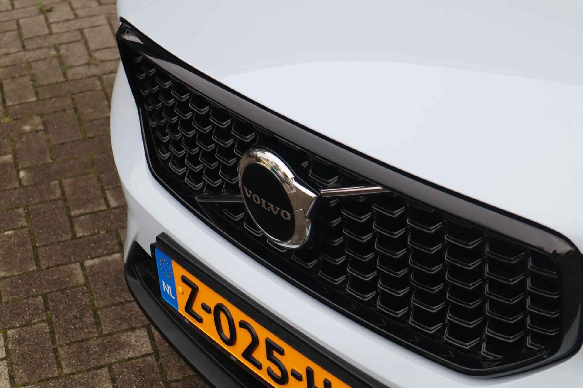 Volvo XC40 2.0 B4 Plus Dark | Verwarmbare voorstoelen| Verwarmbare voorruit| Stuurwielverwarming| Keyless Entry| Harman Kardon audiosysteem| Semi- elektrisch inklapbare trekhaak| - 4/38