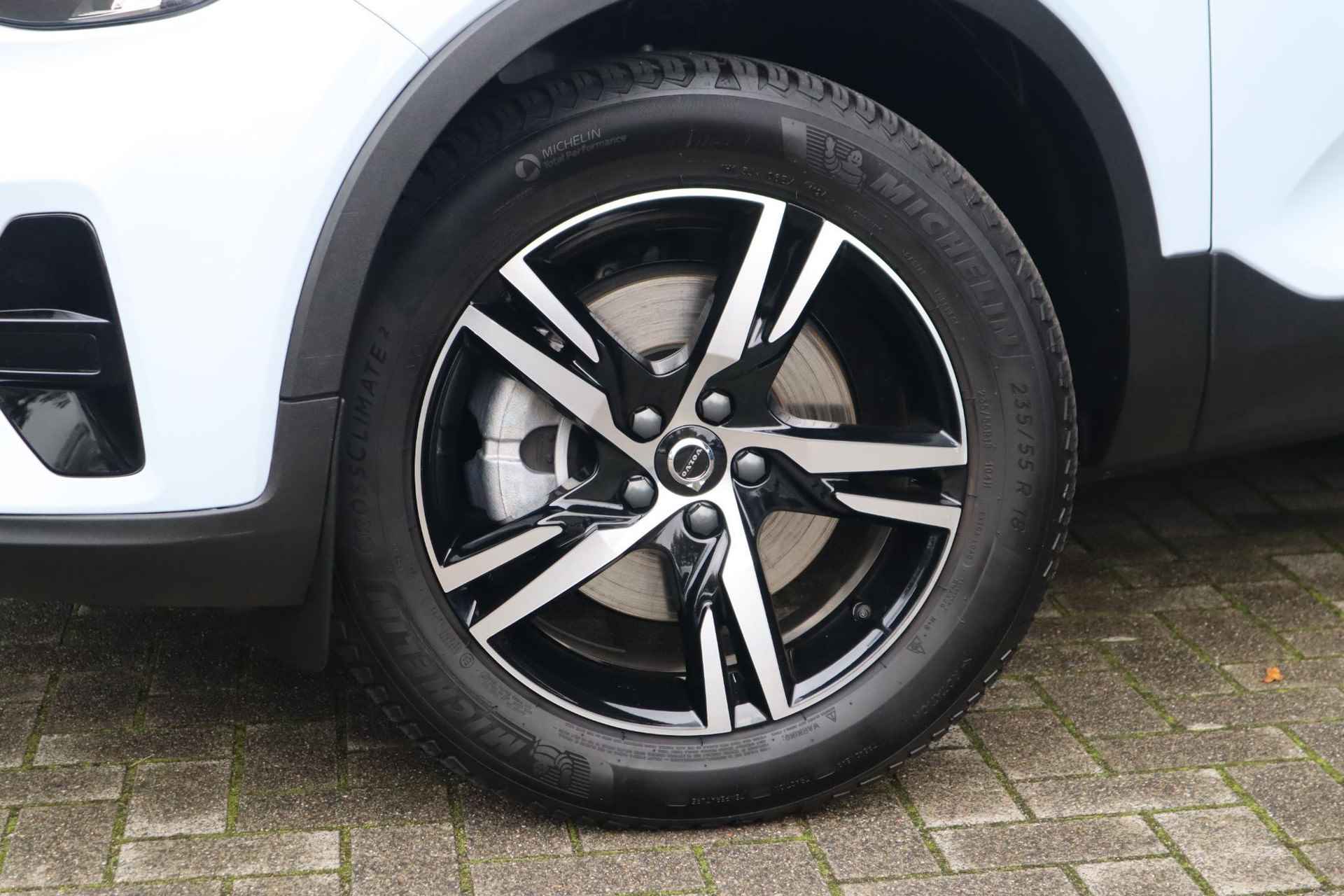 Volvo XC40 2.0 B4 Plus Dark | Verwarmbare voorstoelen| Verwarmbare voorruit| Stuurwielverwarming| Keyless Entry| Harman Kardon audiosysteem| Semi- elektrisch inklapbare trekhaak| - 5/38