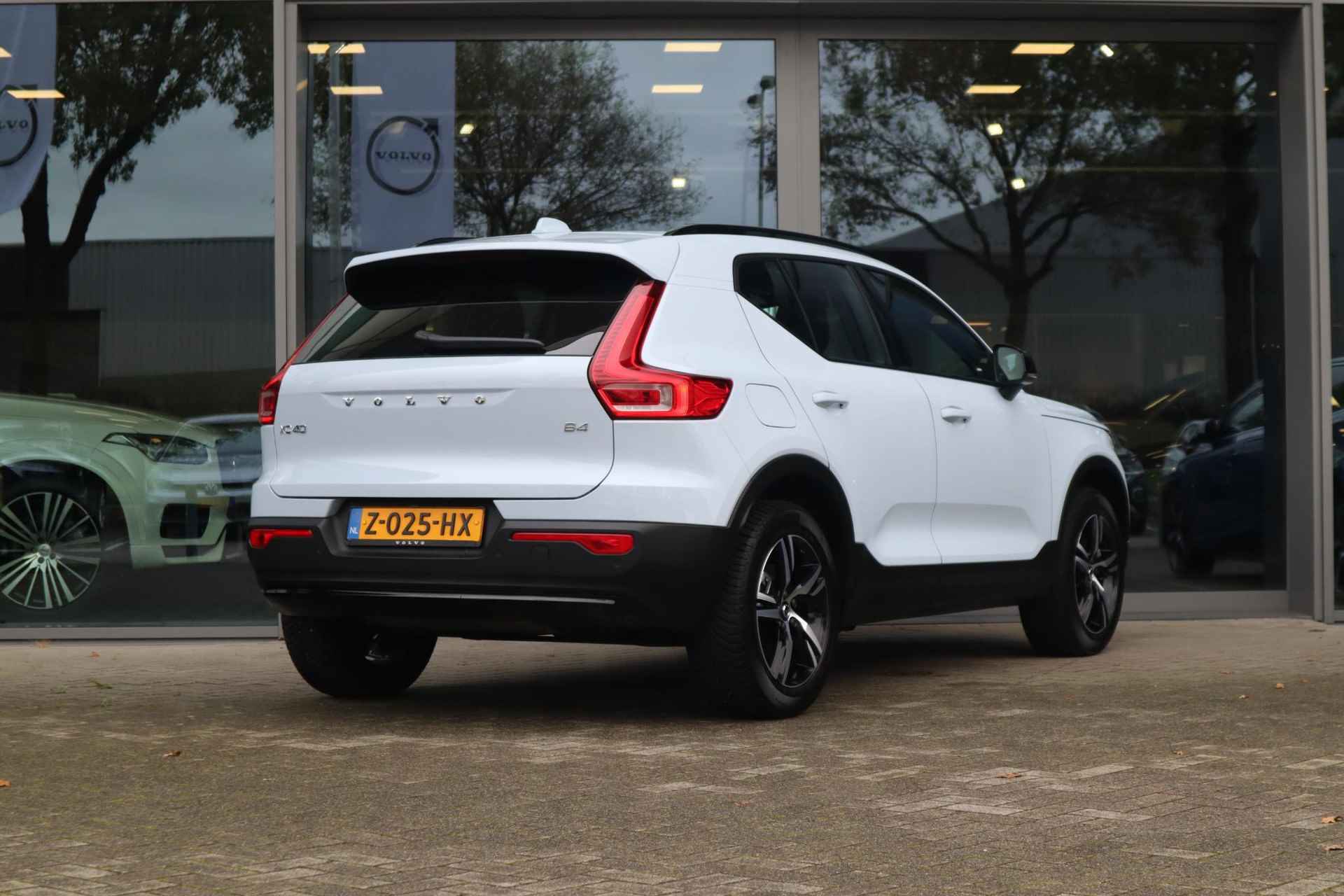 Volvo XC40 2.0 B4 Plus Dark | Verwarmbare voorstoelen| Verwarmbare voorruit| Stuurwielverwarming| Keyless Entry| Harman Kardon audiosysteem| Semi- elektrisch inklapbare trekhaak| - 6/38