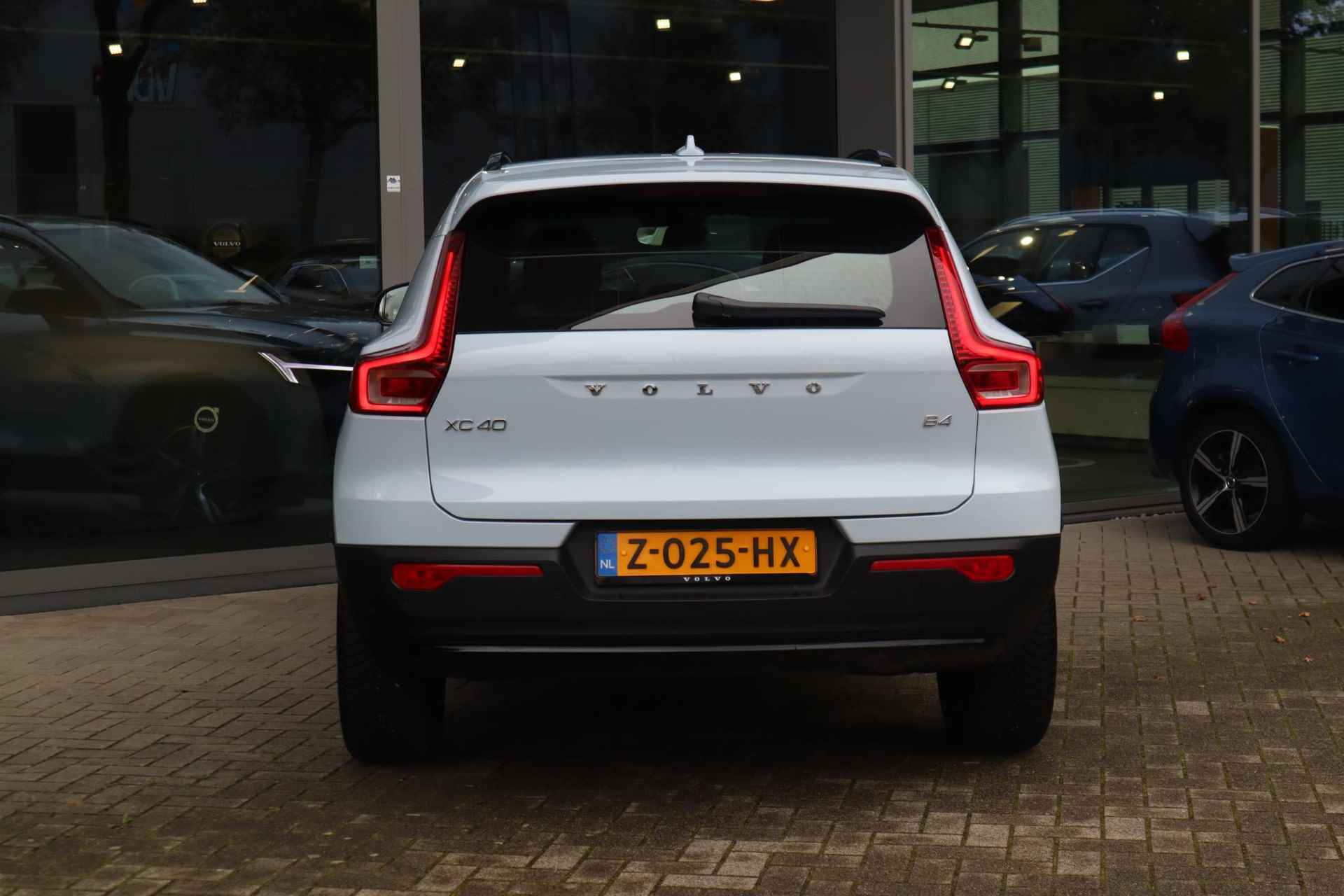 Volvo XC40 2.0 B4 Plus Dark | Verwarmbare voorstoelen| Verwarmbare voorruit| Stuurwielverwarming| Keyless Entry| Harman Kardon audiosysteem| Semi- elektrisch inklapbare trekhaak| - 7/38