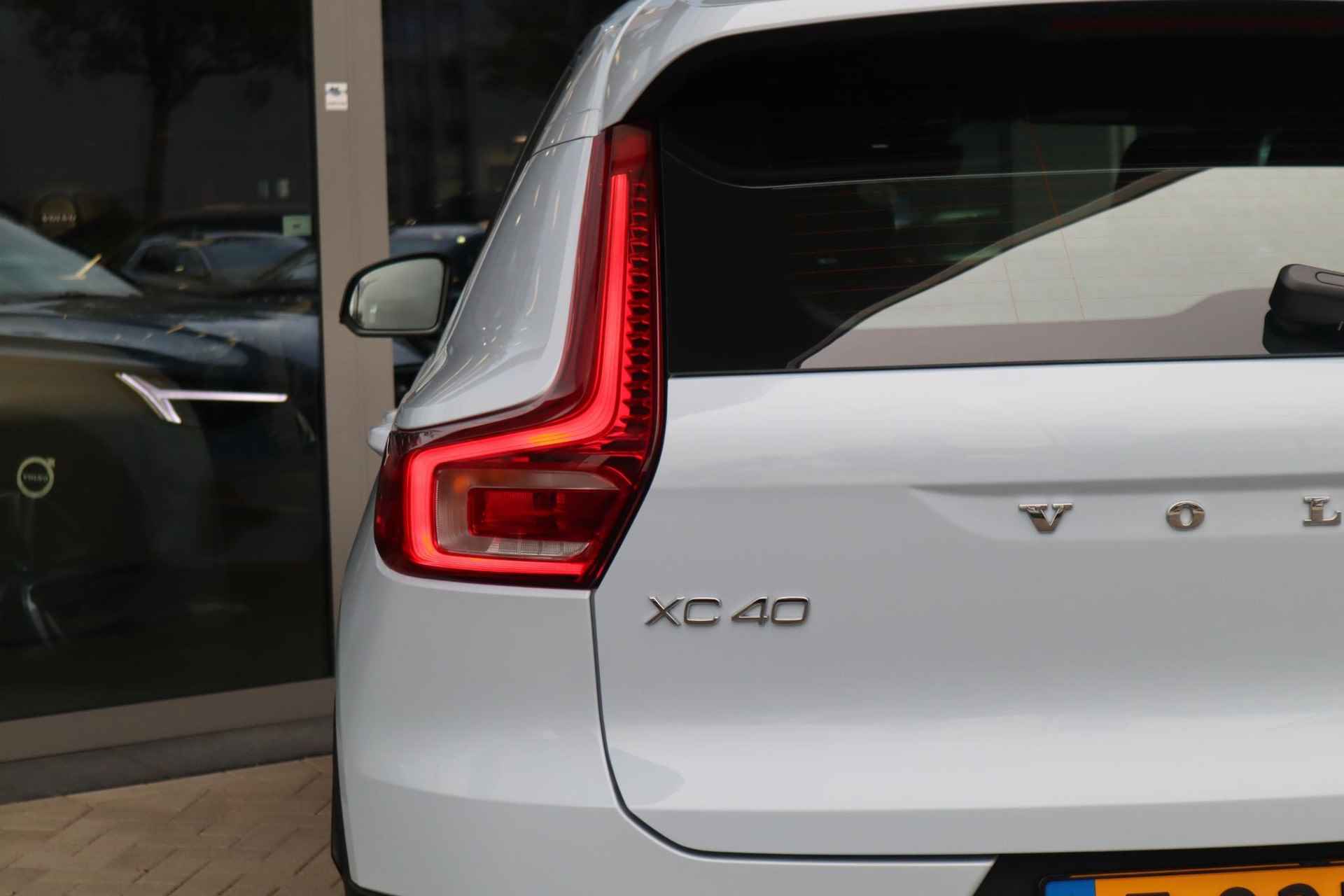 Volvo XC40 2.0 B4 Plus Dark | Verwarmbare voorstoelen| Verwarmbare voorruit| Stuurwielverwarming| Keyless Entry| Harman Kardon audiosysteem| Semi- elektrisch inklapbare trekhaak| - 8/38