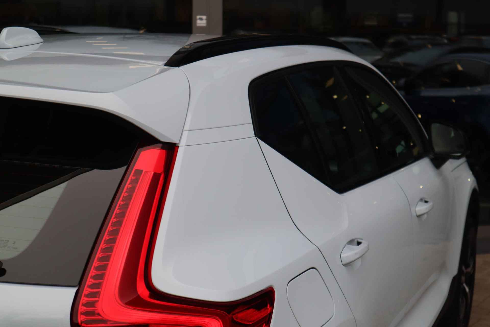 Volvo XC40 2.0 B4 Plus Dark | Verwarmbare voorstoelen| Verwarmbare voorruit| Stuurwielverwarming| Keyless Entry| Harman Kardon audiosysteem| Semi- elektrisch inklapbare trekhaak| - 9/38