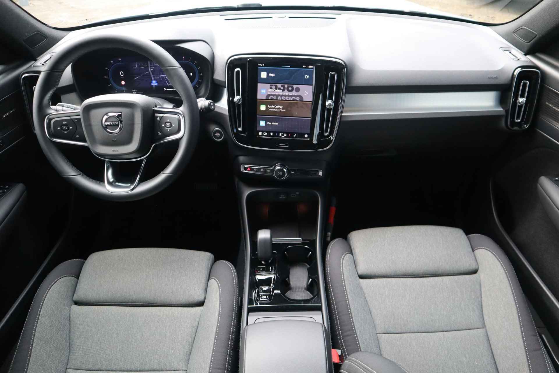 Volvo XC40 2.0 B4 Plus Dark | Verwarmbare voorstoelen| Verwarmbare voorruit| Stuurwielverwarming| Keyless Entry| Harman Kardon audiosysteem| Semi- elektrisch inklapbare trekhaak| - 13/38