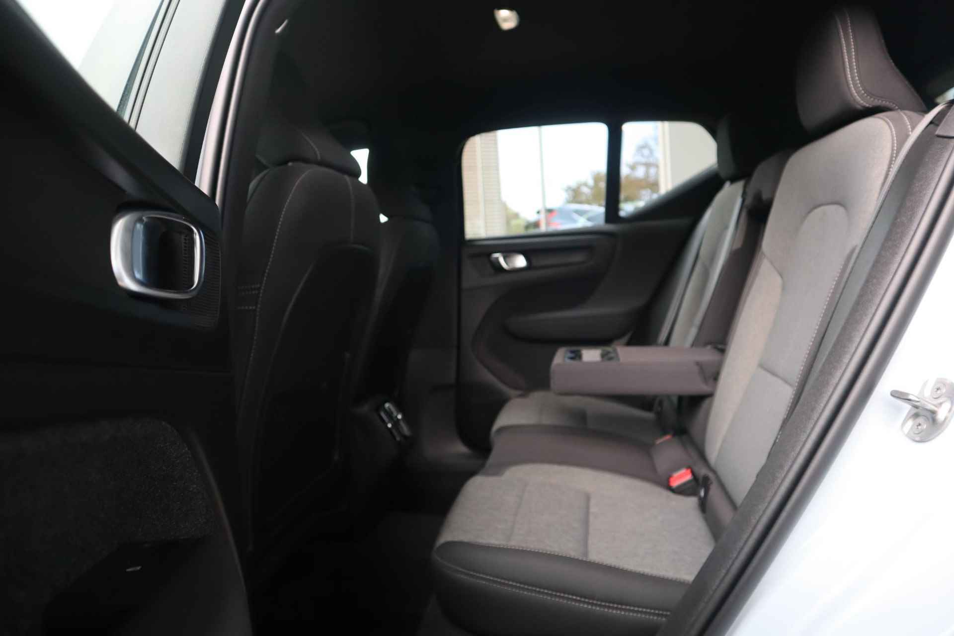 Volvo XC40 2.0 B4 Plus Dark | Verwarmbare voorstoelen| Verwarmbare voorruit| Stuurwielverwarming| Keyless Entry| Harman Kardon audiosysteem| Semi- elektrisch inklapbare trekhaak| - 17/38